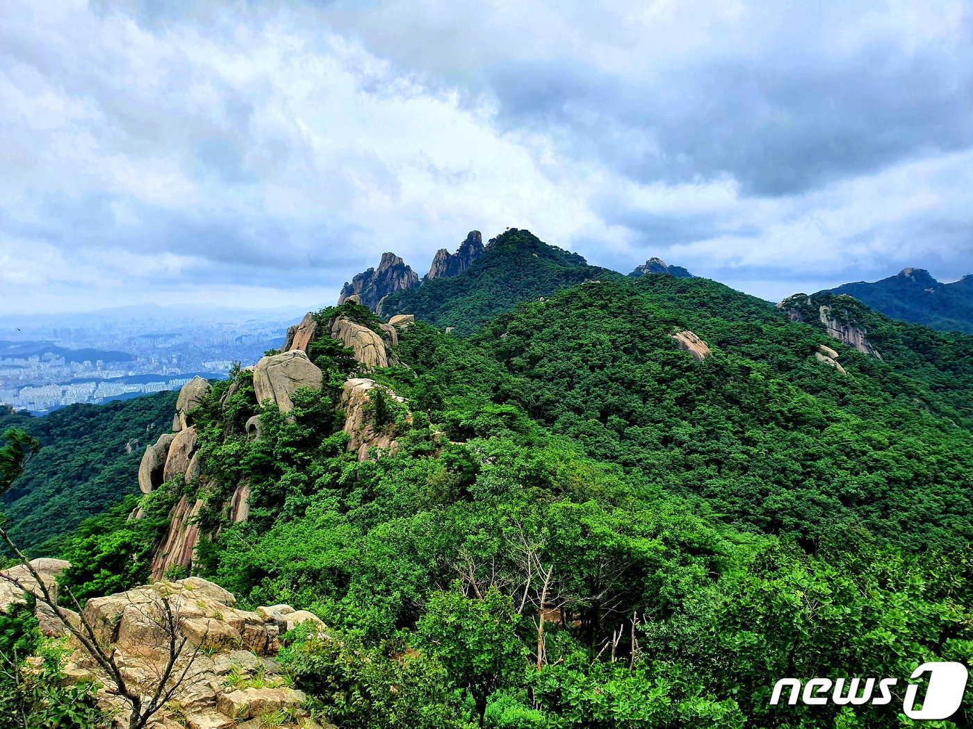 본문 이미지 - 포대능선 암릉과 도봉산 정상의 봉우리들, 오른쪽은 오봉능선