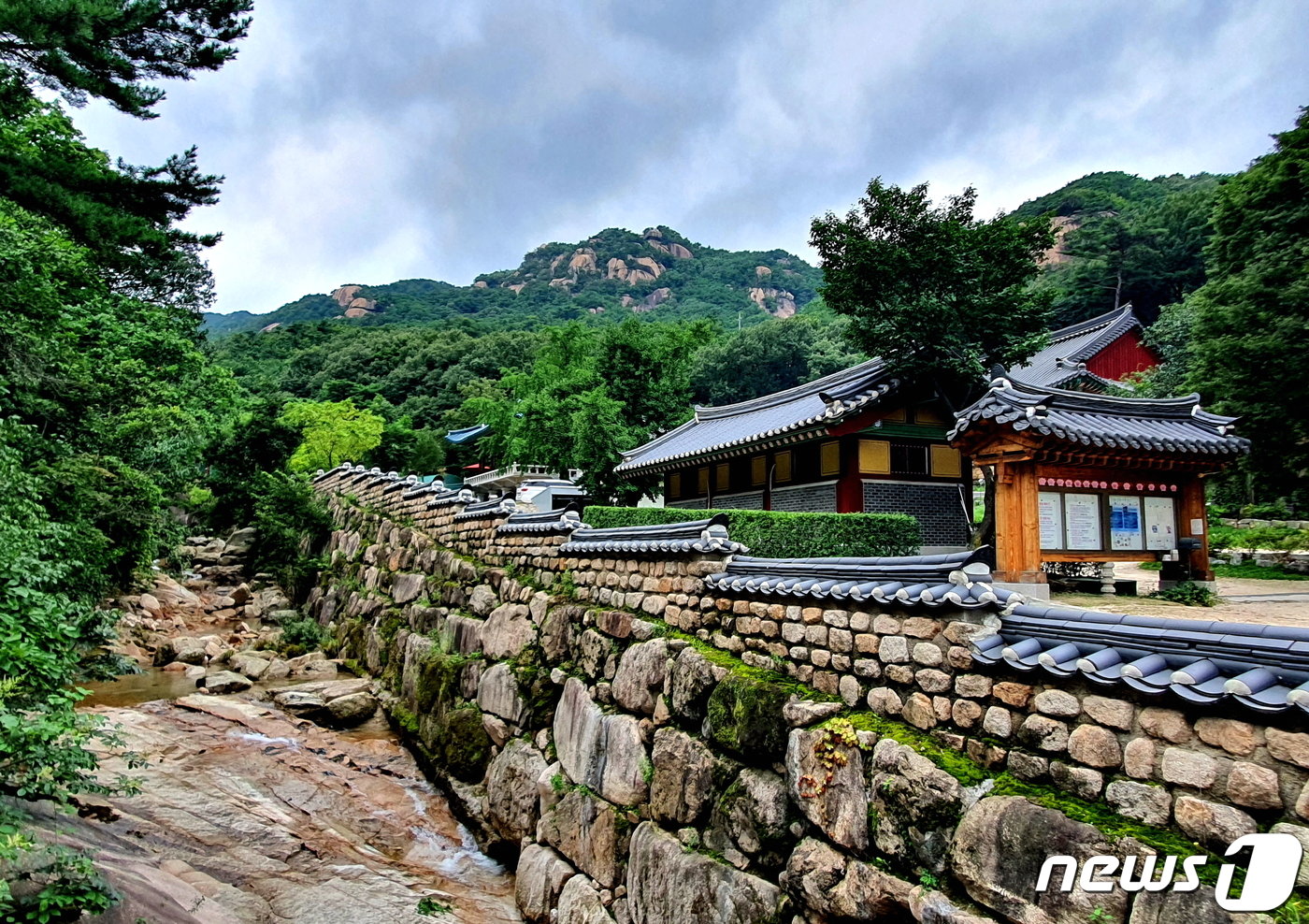 본문 이미지 - 사패산의 화강암 바위들을 병풍삼아 아늑하게 자리잡은 회룡사