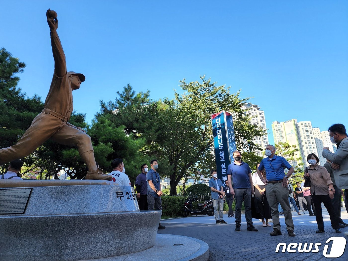 고&#40;故&#41; 최동원 동상을 찾은 골드버그 대사.&#40;골드버그 대사 트위터&#41;ⓒ News1