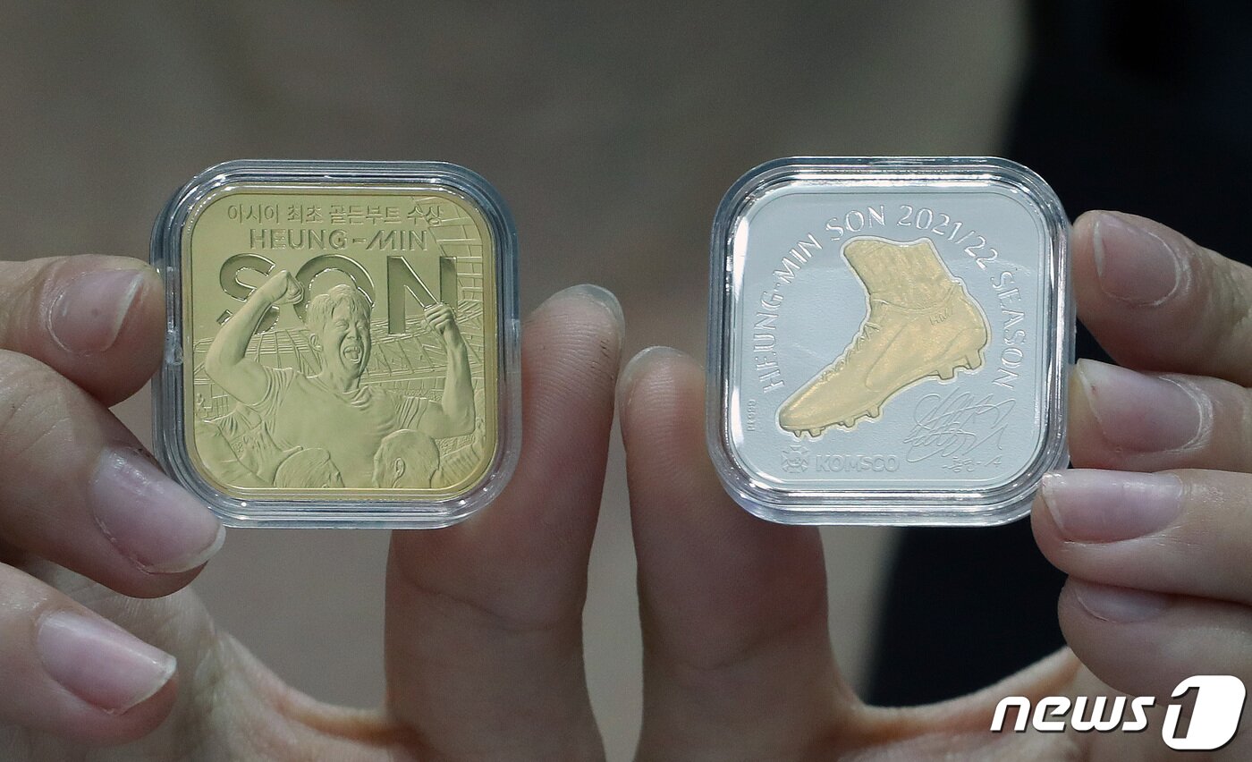본문 이미지 - 한국조폐공사가 24일 서울 마포구 한국조폐공사 오롯디윰관에서 '손흥민 선수 골든부트 수상 기념메달'을 공개하고 있다.  2022.8.24/뉴스1 ⓒ News1 박세연 기자
