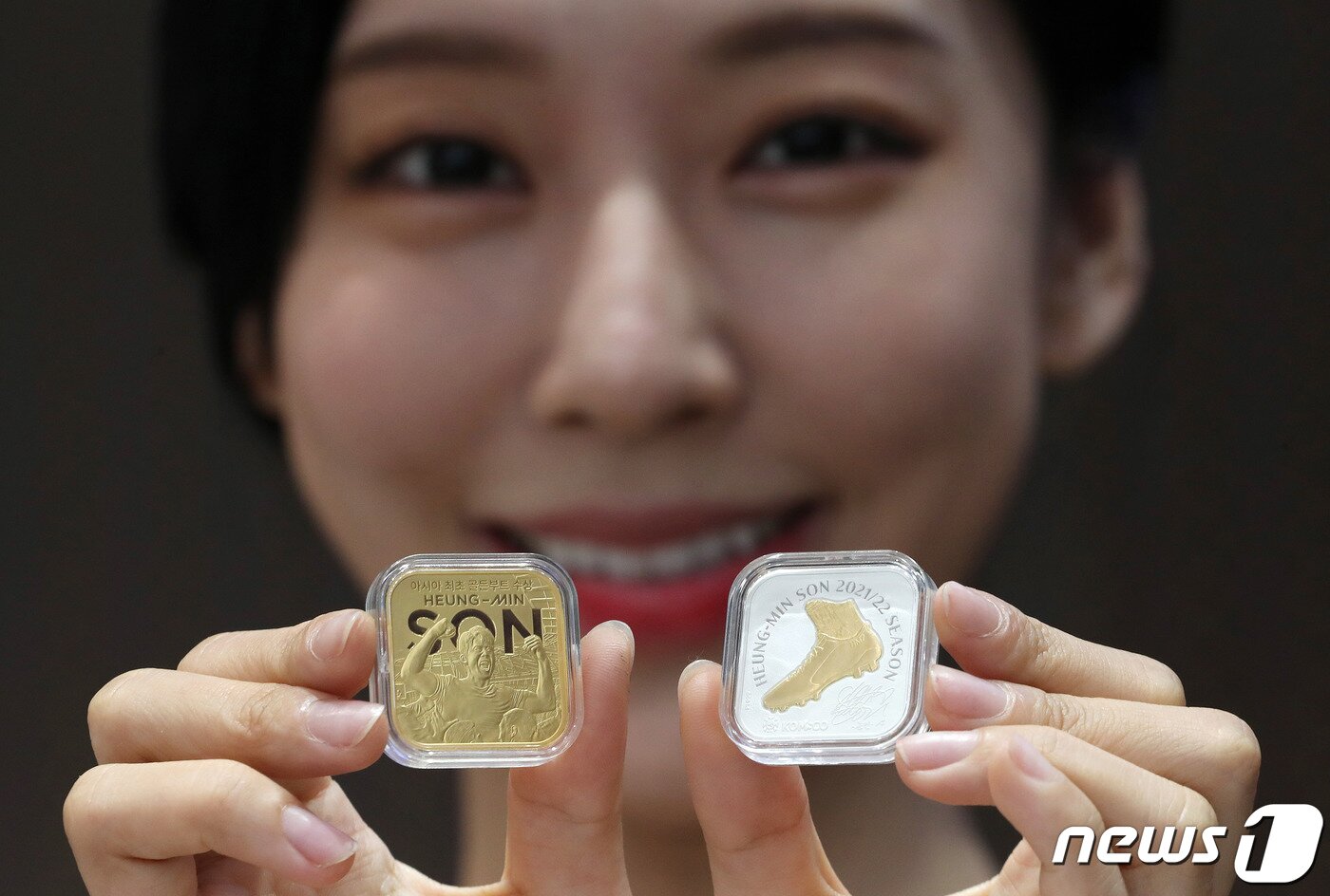 본문 이미지 - 한국조폐공사가 24일 서울 마포구 한국조폐공사 오롯디윰관에서 '손흥민 선수 골든부트 수상 기념메달'을 공개하고 있다.  2022.8.24/뉴스1 ⓒ News1 박세연 기자
