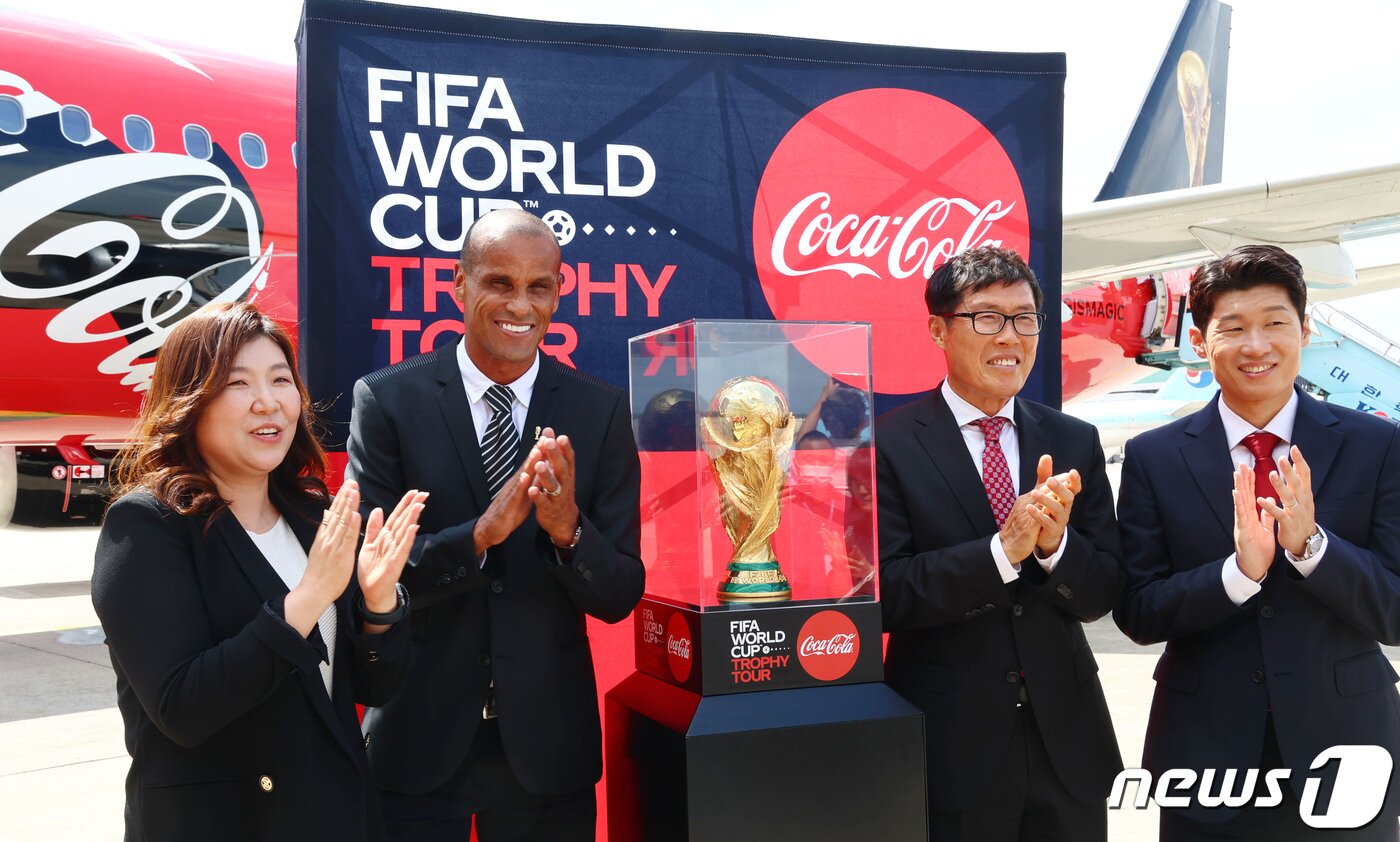 본문 이미지 - 2022 카타르 월드컵을 앞두고 국제축구연맹(FIFA) 월드컵 트로피가 한국을 방문했다. 24일 오전 특별전세기편(A320)으로 서울 강서구 김포국제공항에 착륙했다. 이날 히바우드 FIFA 글로벌 앰배서더, 차범근 전 감독, 박지성 전 국가대표, 최수정 한국코카콜라 대표가 참석해 투어 공식 백월 앞에서 포즈를 취하고 있다. 2022.8.24/뉴스1 ⓒ News1 공항사진기자단