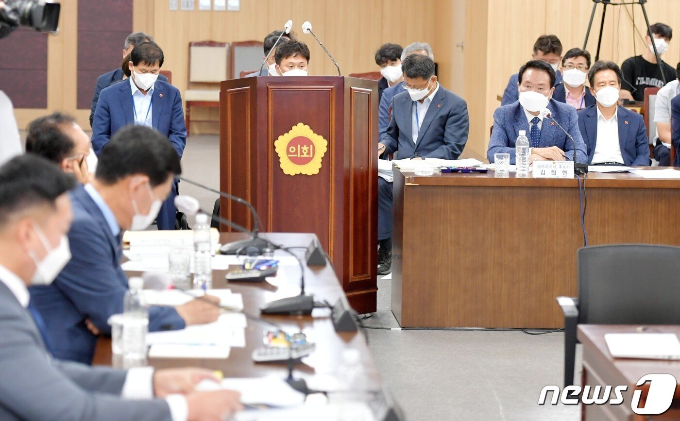 본문 이미지 - 제주특별자치도의회 인사청문특별위원회가 24일 도의회 대회의실에서 김희현 제주도 정무부지사 후보에 대한 인사청문을 실시하고 있다.(제주도의회 제공)2022.8.24/뉴스1 ⓒ News1 홍수영 기자