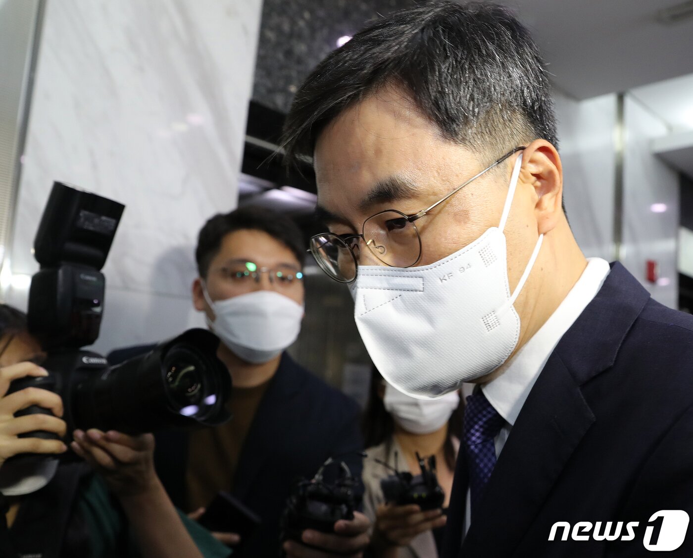 본문 이미지 - 전익수 공군 법무실장이 24일 서울 서대문구 미근동에 마련된 오전 고(故) 이예람 중사 특검 사무실에 출석하고 있다. 이 중사 사망 사건을 수사 중인 특검팀은 '부실 초동수사 지시' 의혹의 핵심인물인 전 실장을 피의자 신분으로 소환했다. 2022.8.24/뉴스1 ⓒ News1 김진환 기자