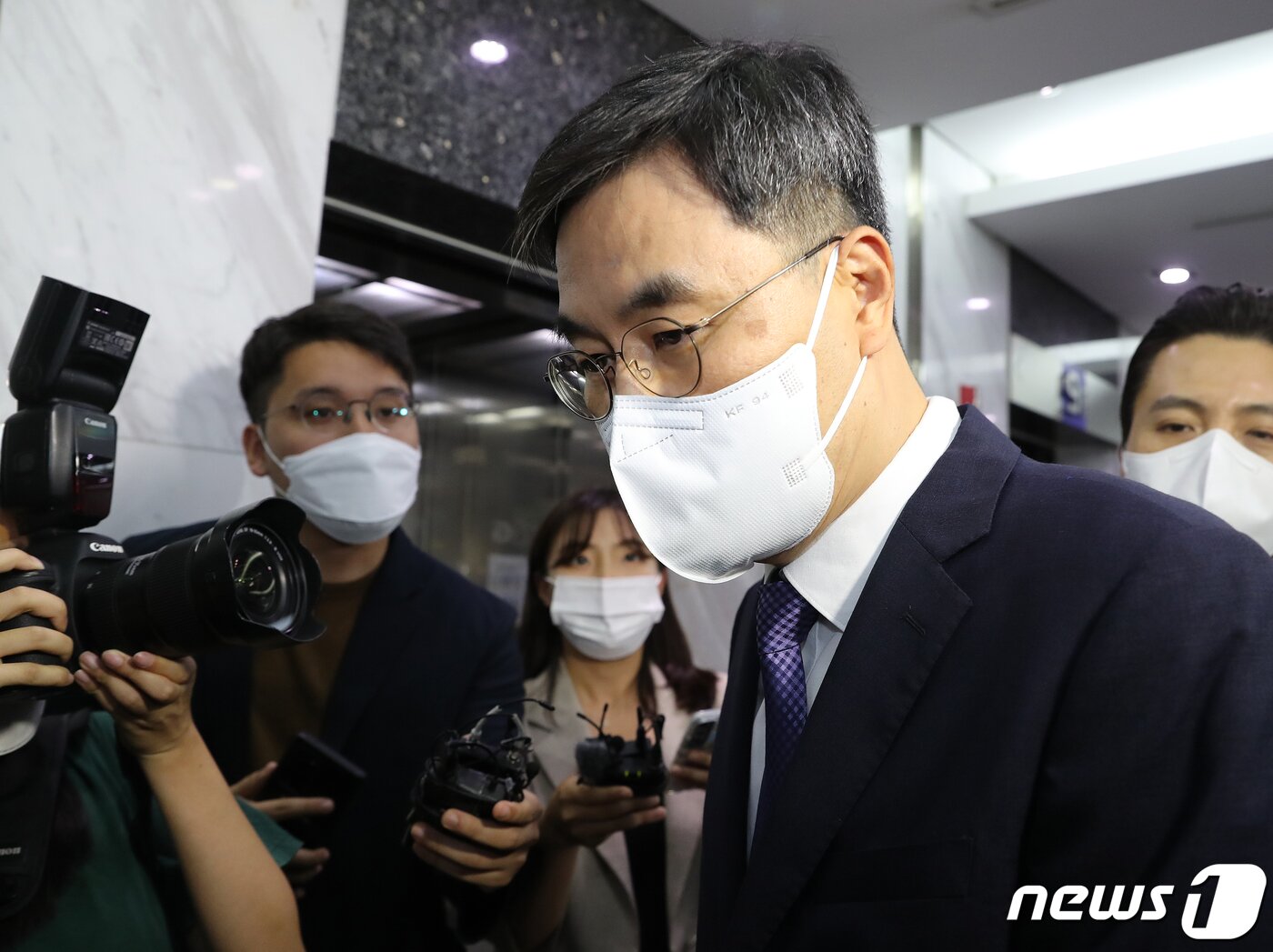 본문 이미지 - 전익수 공군 법무실장이 24일 서울 서대문구 미근동에 마련된 오전 고(故) 이예람 중사 특검 사무실에 출석하고 있다. 이 중사 사망 사건을 수사 중인 특검팀은 '부실 초동수사 지시' 의혹의 핵심인물인 전 실장을 피의자 신분으로 소환했다. 2022.8.24/뉴스1 ⓒ News1 김진환 기자