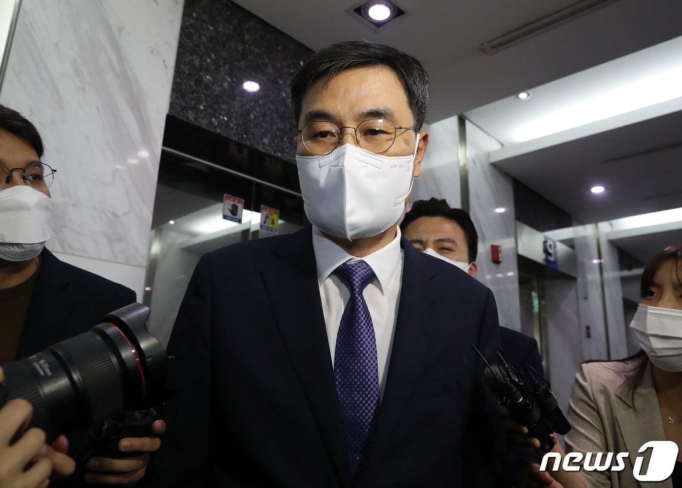 본문 이미지 - 전익수 공군 법무실장이 24일 서울 서대문구 미근동에 마련된 오전 고(故) 이예람 중사 특검 사무실에 출석하고 있다. 이 중사 사망 사건을 수사 중인 특검팀은 '부실 초동수사 지시' 의혹의 핵심인물인 전 실장을 피의자 신분으로 소환했다. 2022.8.24/뉴스1 ⓒ News1 김진환 기자