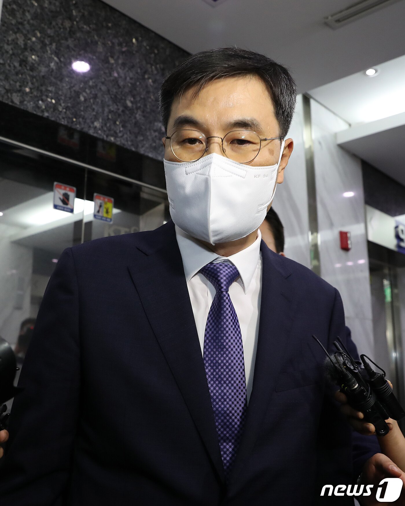 본문 이미지 - 전익수 공군 법무실장이 24일 서울 서대문구 미근동에 마련된 오전 고(故) 이예람 중사 특검 사무실에 출석하고 있다. 이 중사 사망 사건을 수사 중인 특검팀은 '부실 초동수사 지시' 의혹의 핵심인물인 전 실장을 피의자 신분으로 소환했다. 2022.8.24/뉴스1 ⓒ News1 김진환 기자