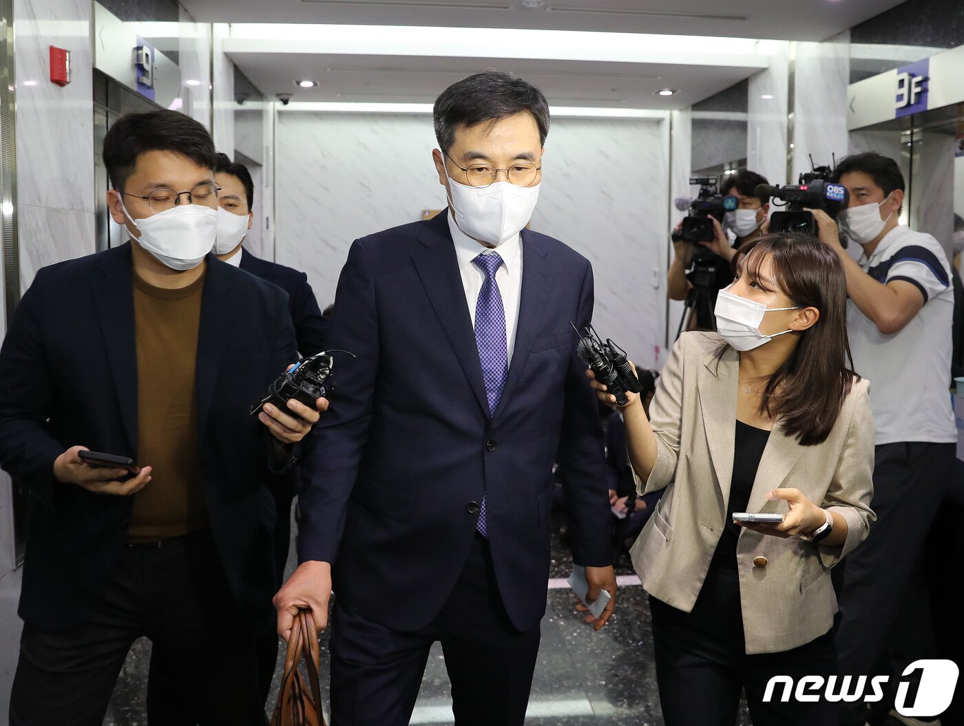 본문 이미지 - 전익수 공군 법무실장이 24일 서울 서대문구 미근동에 마련된 오전 고(故) 이예람 중사 특검 사무실에 출석하고 있다. 이 중사 사망 사건을 수사 중인 특검팀은 '부실 초동수사 지시' 의혹의 핵심인물인 전 실장을 피의자 신분으로 소환했다. 2022.8.24/뉴스1 ⓒ News1 김진환 기자