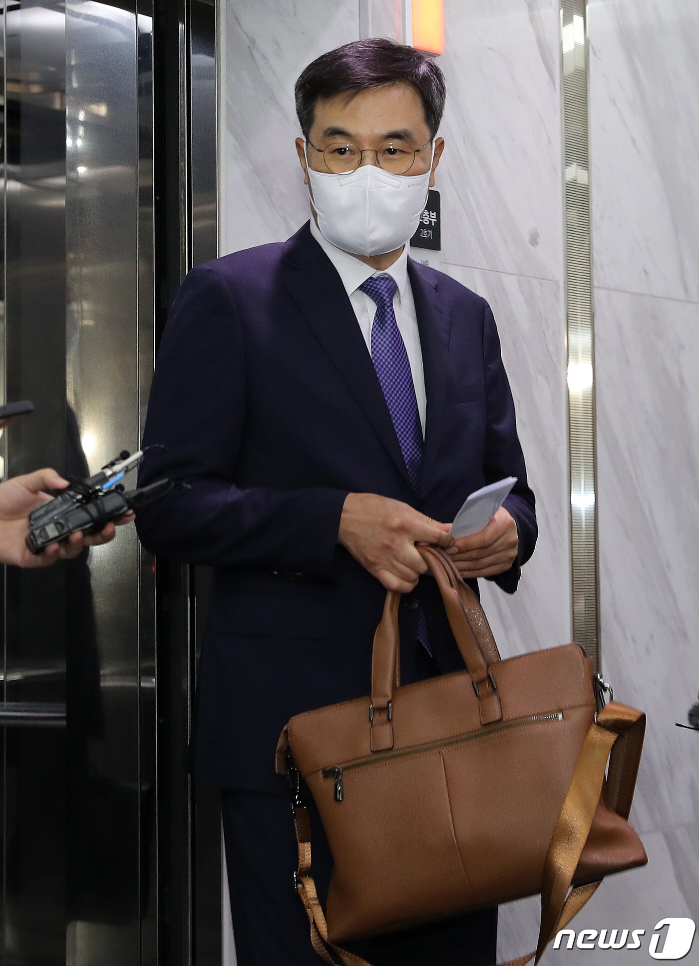 본문 이미지 - 전익수 공군 법무실장이 24일 서울 서대문구 미근동에 마련된 오전 고(故) 이예람 중사 특검 사무실에 출석하고 있다. 이 중사 사망 사건을 수사 중인 특검팀은 '부실 초동수사 지시' 의혹의 핵심인물인 전 실장을 피의자 신분으로 소환했다. 2022.8.24/뉴스1 ⓒ News1 김진환 기자