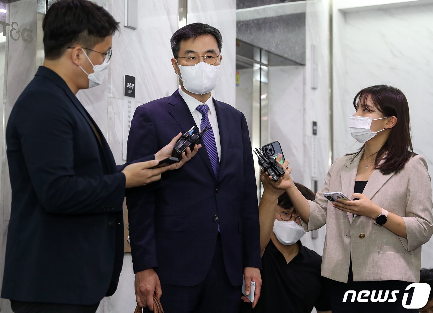 본문 이미지 - 전익수 공군 법무실장이 24일 서울 서대문구 미근동에 마련된 오전 고(故) 이예람 중사 특검 사무실에 출석해 취재진 질문을 받고 있다. 이 중사 사망 사건을 수사 중인 특검팀은 '부실 초동수사 지시' 의혹의 핵심인물인 전 실장을 피의자 신분으로 소환했다. 2022.8.24/뉴스1 ⓒ News1 김진환 기자