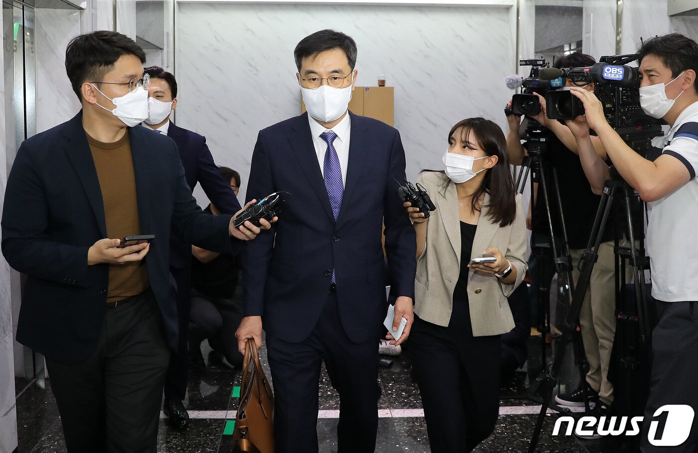 본문 이미지 - 전익수 공군 법무실장이 24일 서울 서대문구 미근동에 마련된 오전 고(故) 이예람 중사 특검 사무실에 출석하고 있다. 이 중사 사망 사건을 수사 중인 특검팀은 '부실 초동수사 지시' 의혹의 핵심인물인 전 실장을 피의자 신분으로 소환했다. 2022.8.24/뉴스1 ⓒ News1 김진환 기자