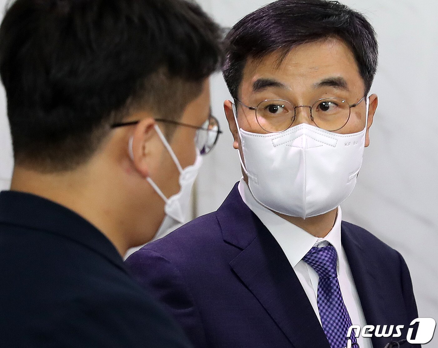 본문 이미지 - 전익수 공군 법무실장이 24일 서울 서대문구 미근동에 마련된 오전 고(故) 이예람 중사 특검 사무실에 출석해 취재진 질문을 받고 있다. 이 중사 사망 사건을 수사 중인 특검팀은 '부실 초동수사 지시' 의혹의 핵심인물인 전 실장을 피의자 신분으로 소환했다. 2022.8.24/뉴스1 ⓒ News1 김진환 기자