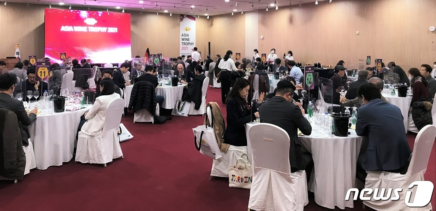 본문 이미지 - 지난해 11월 열린 ‘2021 대전국제와인페스티벌’에서 ‘아시아와인트로피’ 품평회를 진행하는 모습. (대전시 제공) /뉴스1