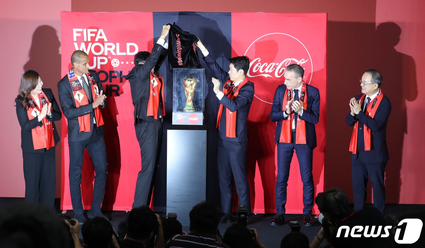 본문 이미지 - 24일 오후 서울 여의도 더현대서울에서 열린 2022 FIFA 월드컵 트로피 투어 미디어 행사에서 최수정 한국 코카-콜라 대표&#40;왼쪽부터&#41;, 히바우두 FIFA 글로벌 앰배서더, 한국 축구 레전드 차범근, 박지성, 파울루 벤투 대한민국 축구대표팀 감독, 이용수 부회장이 월드컵 트로피를 공개하고 있다. 2022.8.24/뉴스1 ⓒ News1 이동해 기자