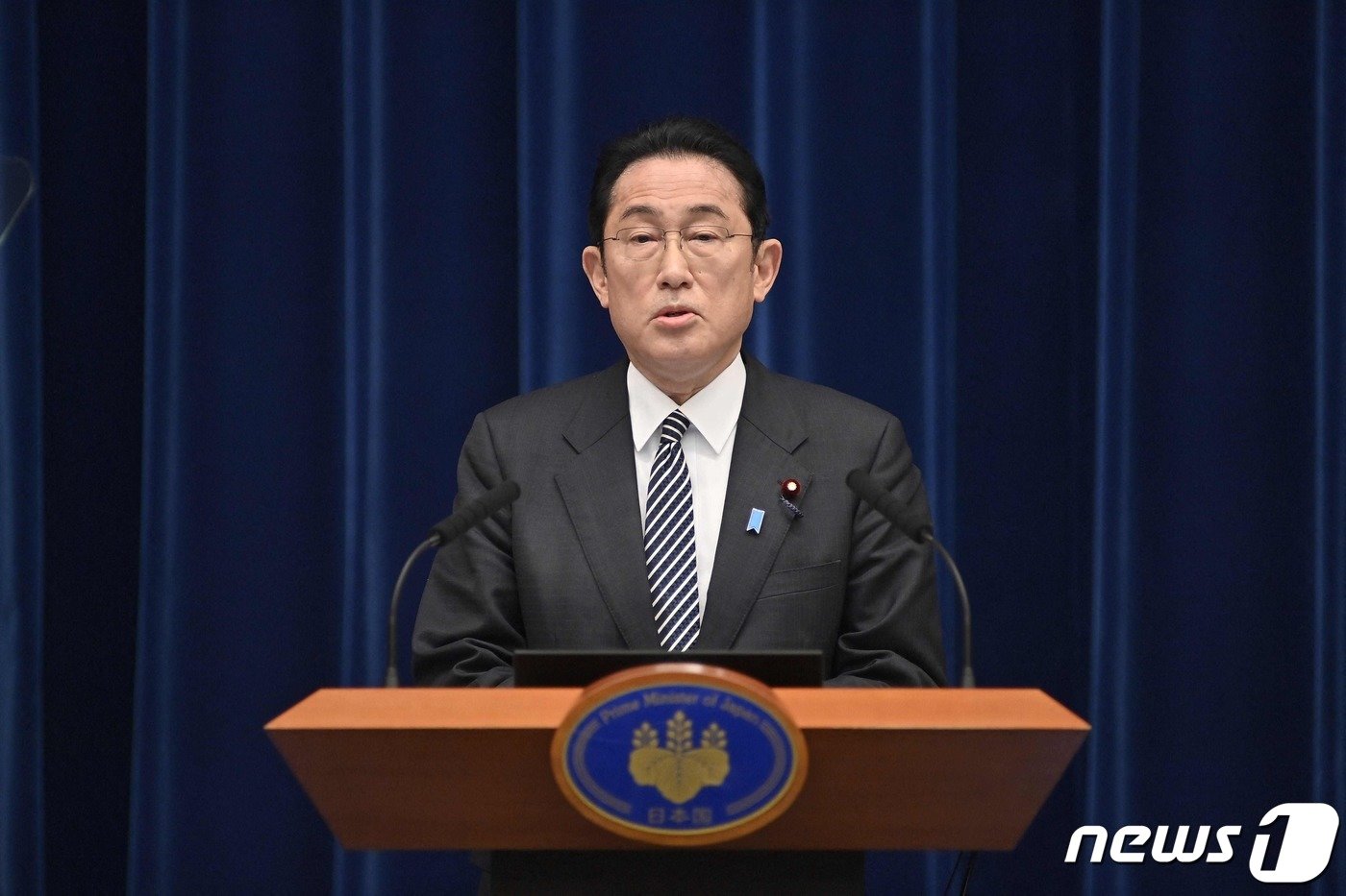 본문 이미지 - 기시다 후미오 일본 총리가 17일 기자회견을 열고 취재진의 질문에 답변하고 있다. ⓒ AFP=뉴스1 ⓒ News1 강민경 기자