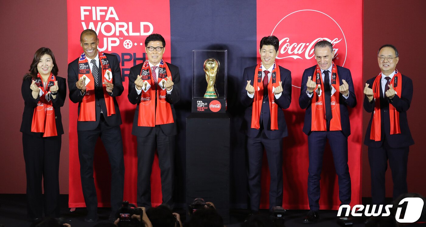 본문 이미지 - 24일 오후 서울 여의도 더현대서울에서 열린 2022 FIFA 월드컵 트로피 투어 미디어 행사에서 최수정 한국 코카-콜라 대표(왼쪽부터), 히바우두 FIFA 글로벌 앰배서더, 한국 축구 레전드 차범근, 박지성, 파울루 벤투 대한민국 축구대표팀 감독, 이용수 부회장이 월드컵 트로피를 공개하고 있다. 2022.8.24/뉴스1 ⓒ News1 이동해 기자