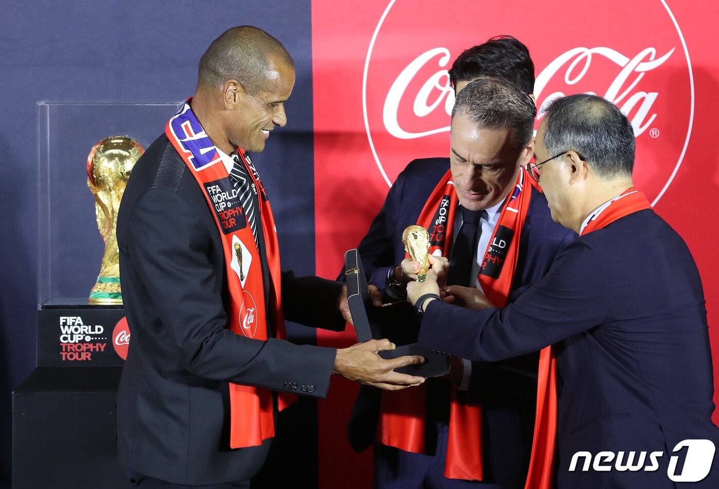 본문 이미지 - 히바우두 FIFA 글로벌 앰배서더가 24일 오후 서울 여의도 더현대서울에서 열린 2022 FIFA 월드컵 트로피 투어 미디어 행사에서 파울루 벤투 대한민국 축구대표팀 감독에게 FIFA 트로피를 축소화 한 레플리카 트로피를 선물하고 있다. 2022.8.24/뉴스1 ⓒ News1 이동해 기자