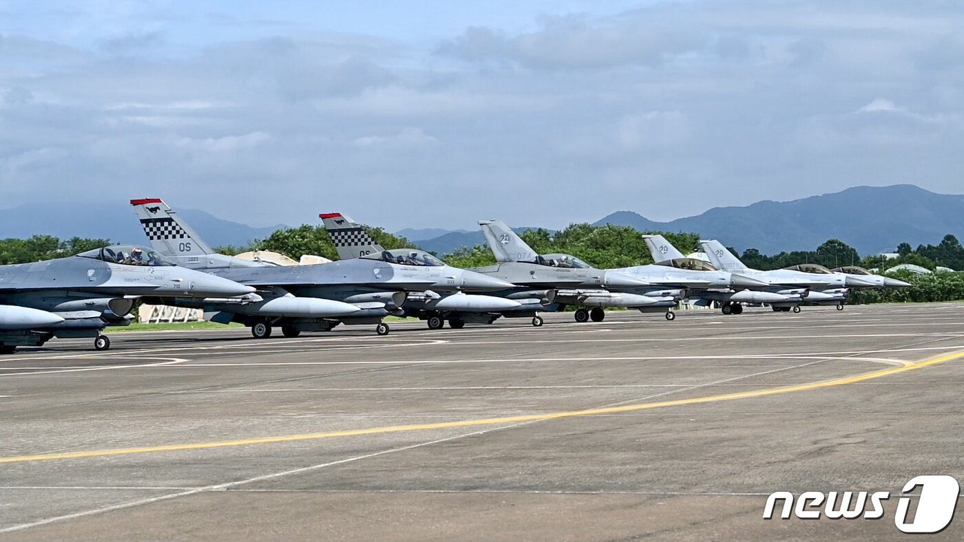 본문 이미지 - 지난 23일 공군 제20전투비행단에서 쌍매훈련에 참가하는 우리 공군의 KF-16전투기와 미 공군 F-16편대가 출격준비를 하고 있다. 이번 훈련에는 美 51비의 F-16 전투기와 40여 명의 임무요원이 20전비로 전개하여 우리 공군 KF-16 전투기와 함께 훈련을 한다. (공군 제공) 2022.8.24/뉴스1 ⓒ News1 임세영 기자