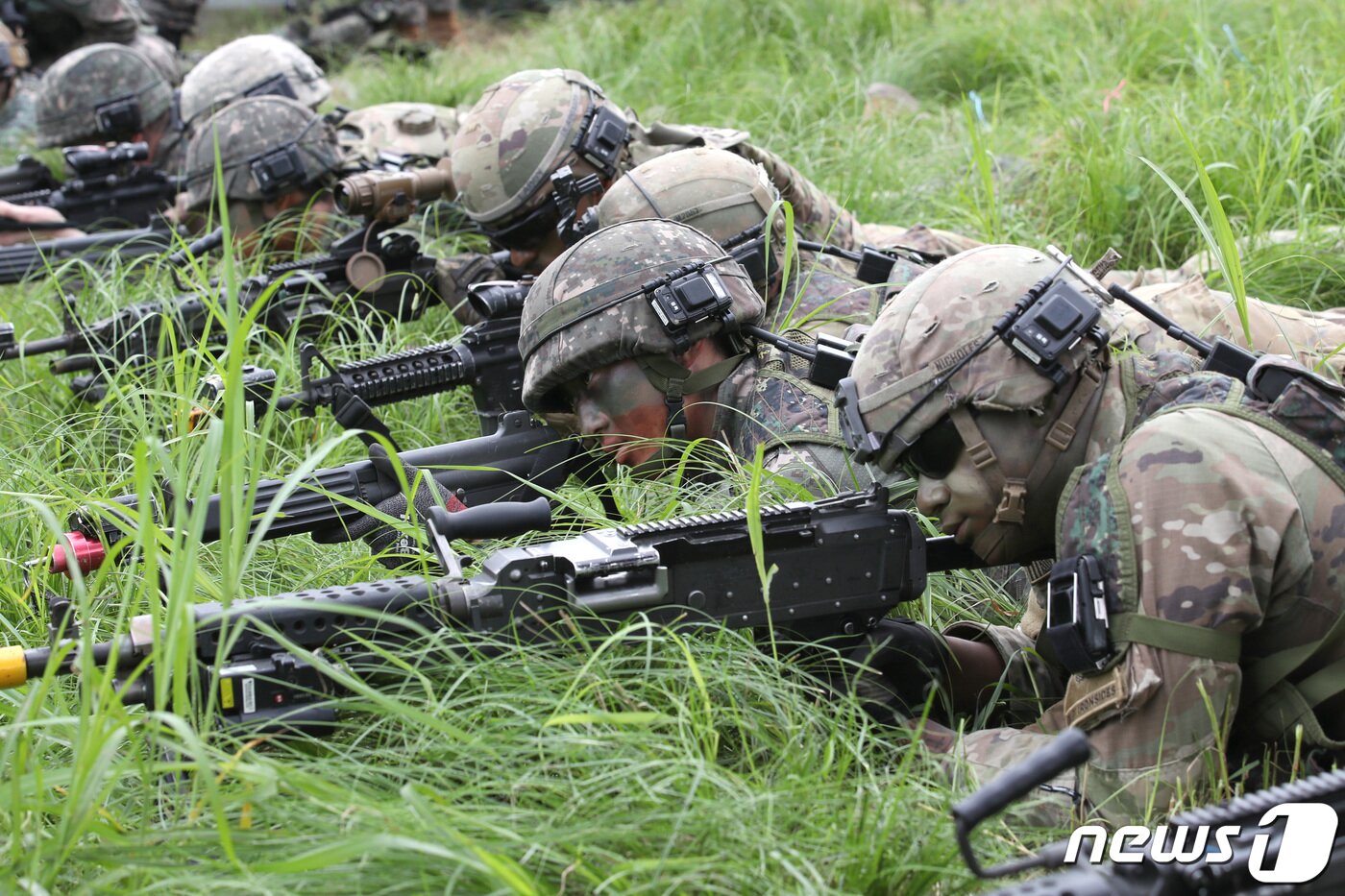 본문 이미지 - 육군25보병사단 해룡여단과 한미연합사단 순환배치여단 장병들이 24일 강원 인제군 육군과학화전투훈련단(KCTC)에서 전개한 22-7차 전투훈련에서 우리 군 관찰통제관의 설명을 들으며 영점을 맞추고 있다. (국방일보 제공) 2022.8.24/뉴스1