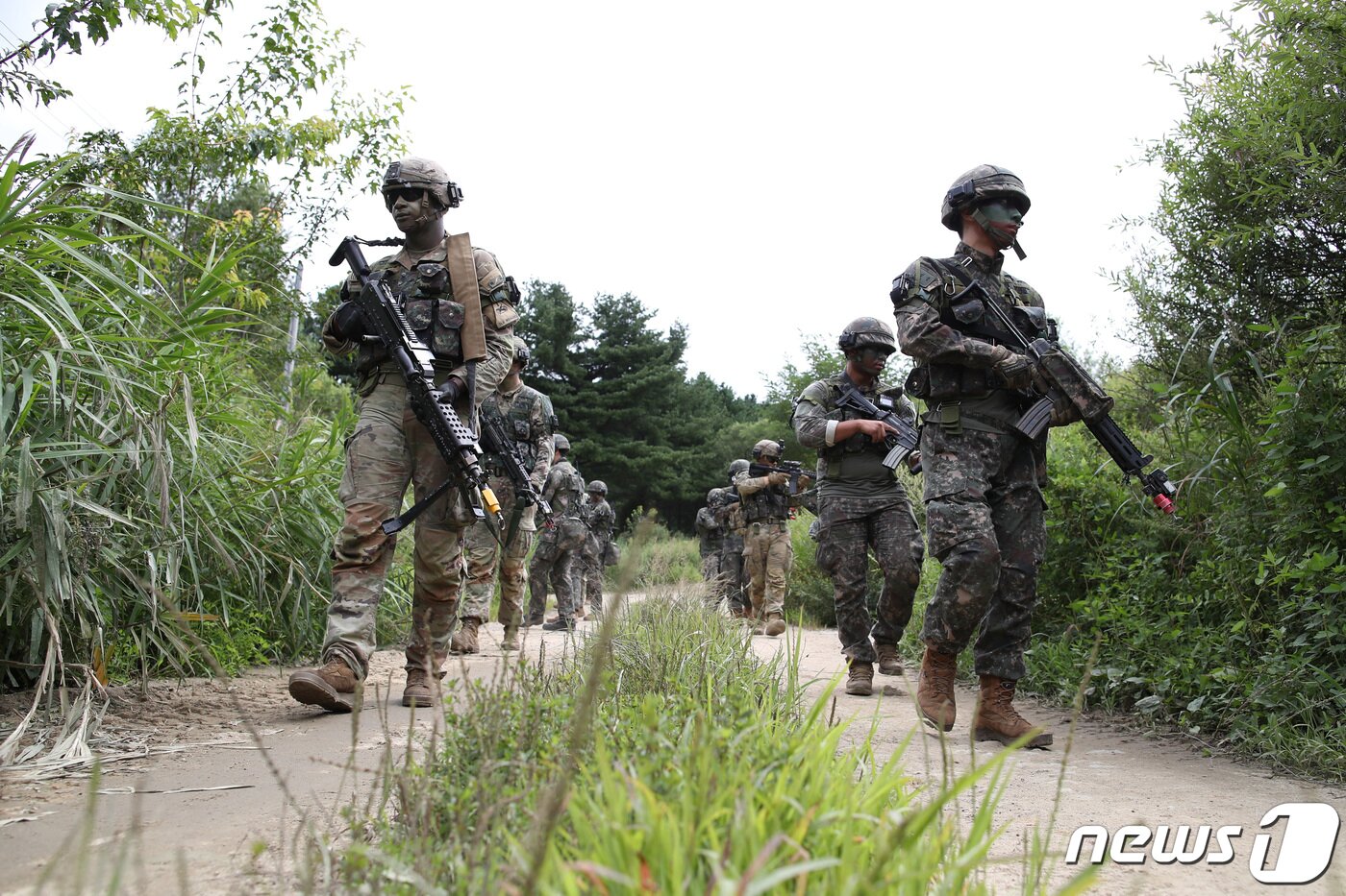 본문 이미지 - 육군25보병사단 해룡여단과 한미연합사단 순환배치여단 장병들이 24일 강원 인제군 육군과학화전투훈련단(KCTC)에서 전개한 22-7차 전투훈련에서 목표 지점으로 이동하고 있다. (국방일보 제공) 2022.8.24/뉴스1