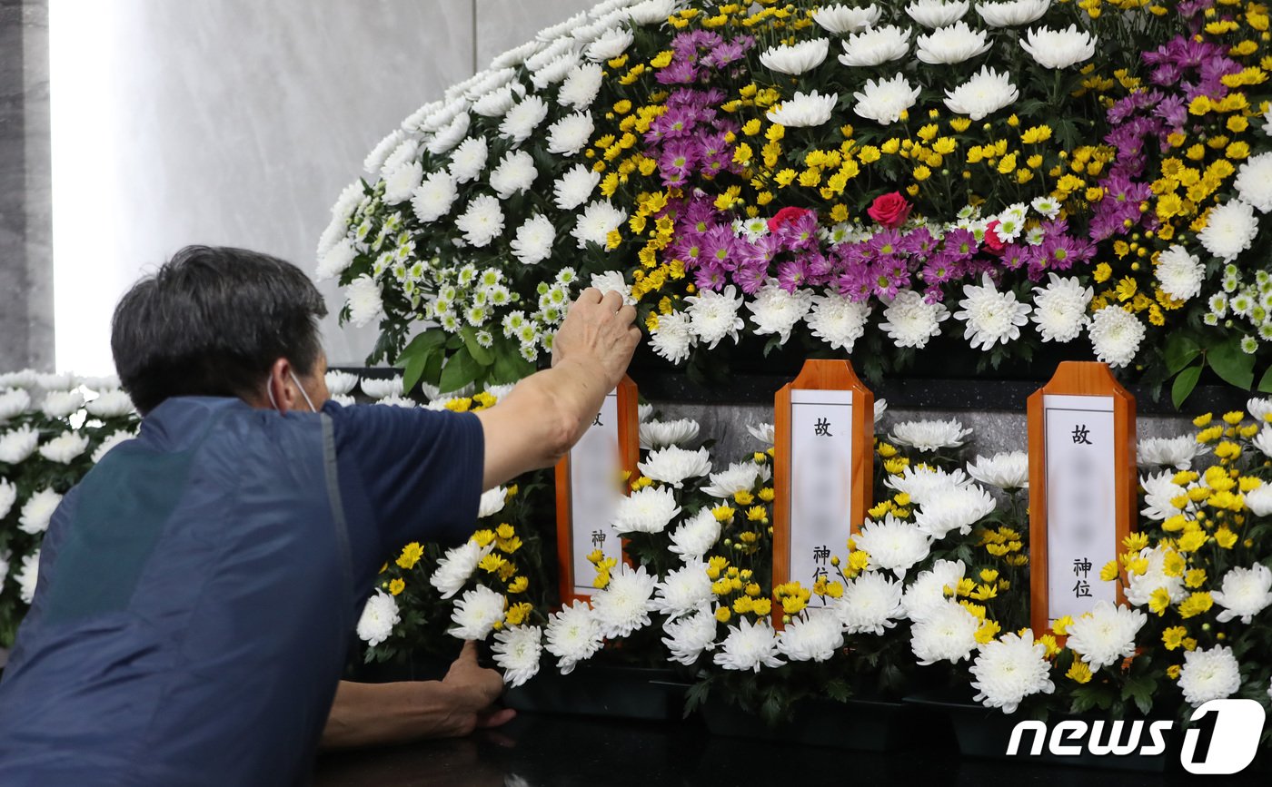 암투병 등 병환과 생활고를 견디다 못해 생을 마감한 수원 세 모녀의 빈소가 차려진 24일 오후 경기 수원시 권선구 수원중앙병원 장례식장에서 관계자가 빈소를 차리고 있다.. 2022.8.24/뉴스1 ⓒ News1 김영운 기자