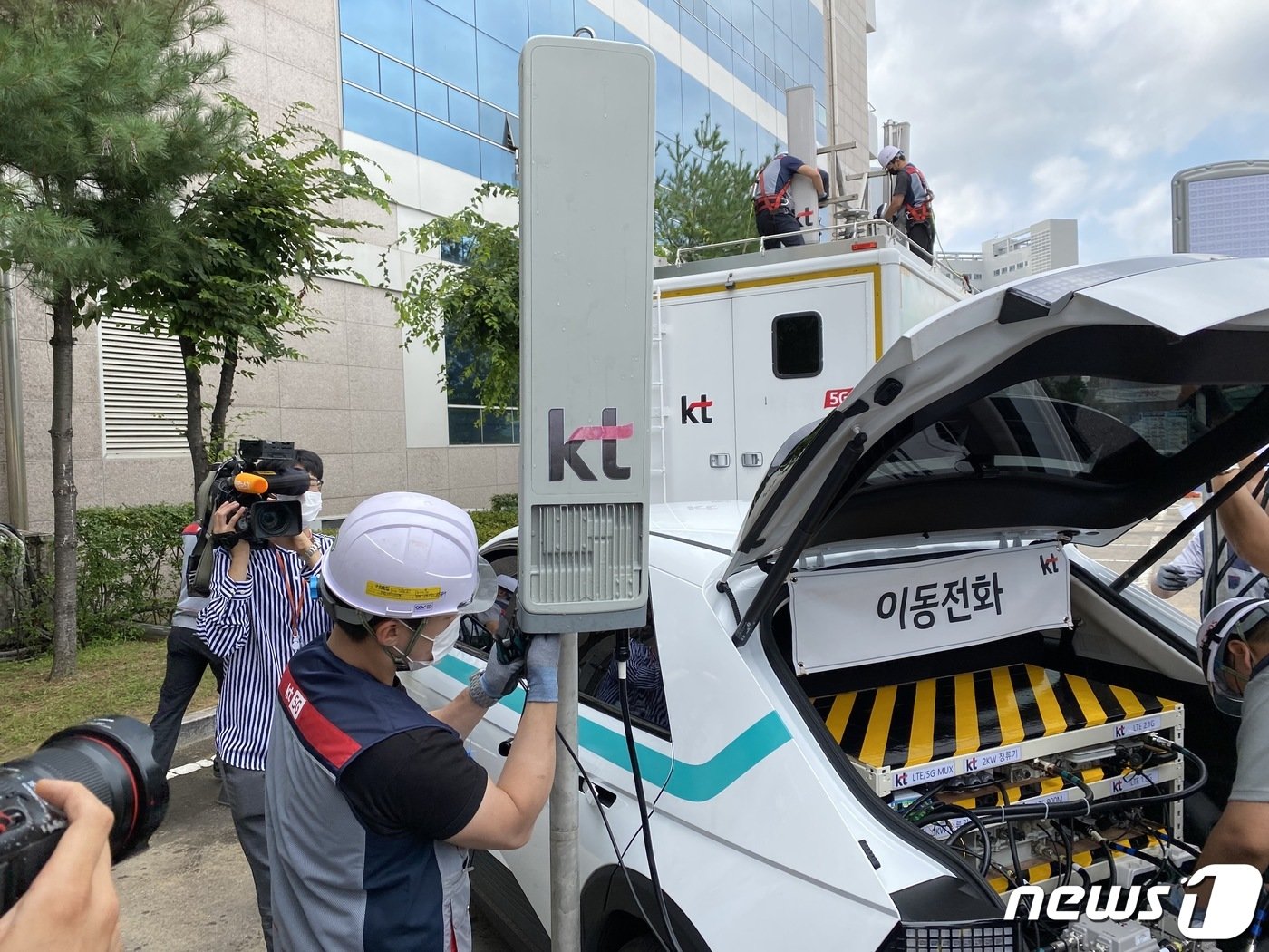 본문 이미지 - 이동기지국으로 활용되는 전기차&#40;폴대형 이동기지국&#41; 시연 모습. 2022.8.24/뉴스1