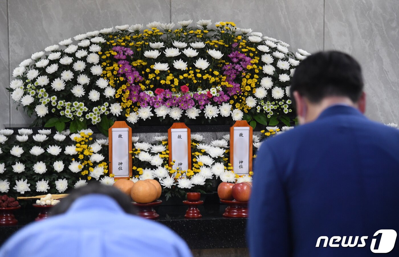 본문 이미지 - 24일 오후 경기 수원시 권선구 수원중앙병원 장례식장에 마련된 수원 세 모녀의 빈소에서 시민들이 분향을 하고 있다. (공동취재) 2022.8.24/뉴스1 ⓒ News1 김영운 기자