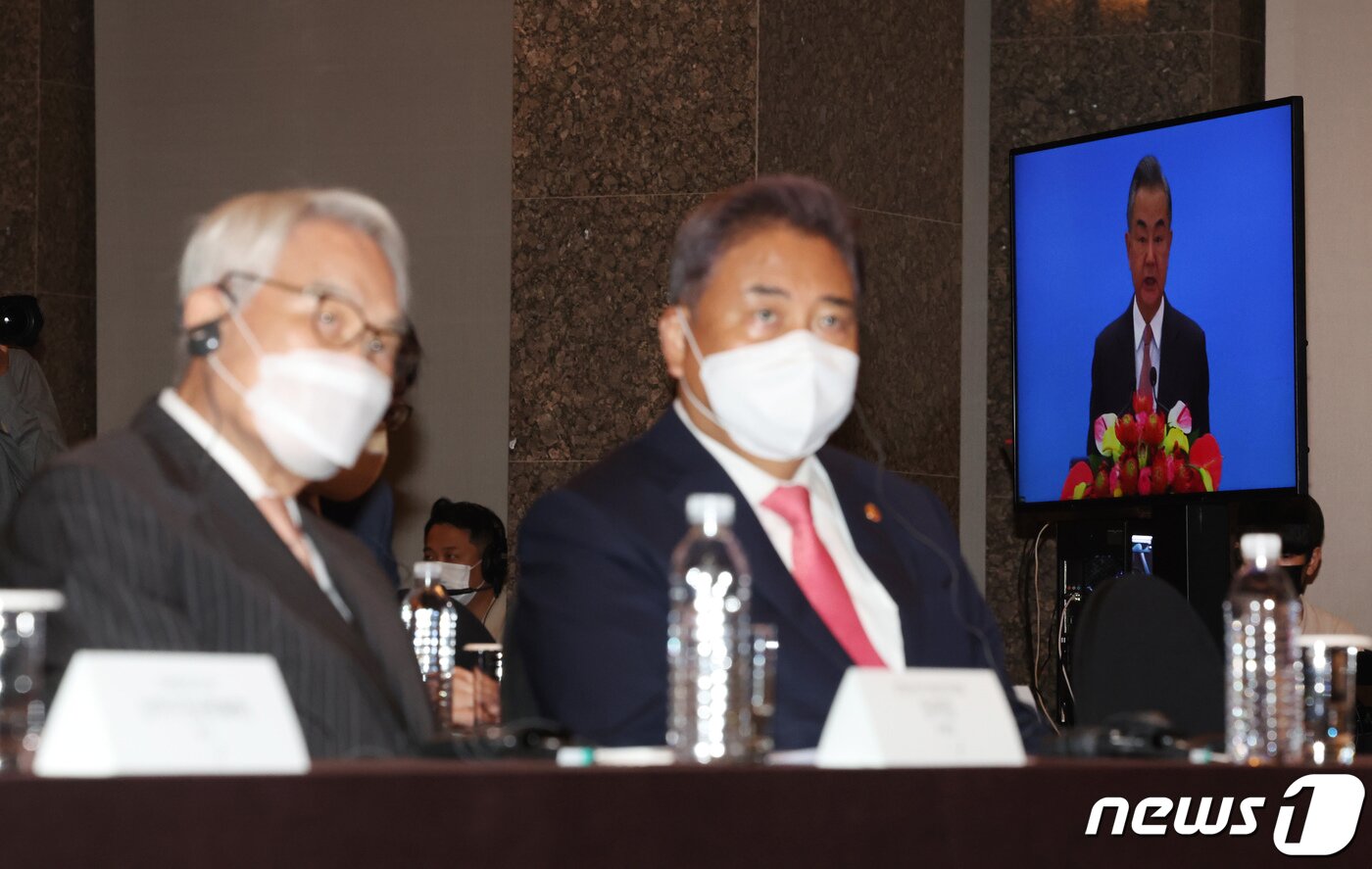 본문 이미지 - 박진 외교부 장관과 임채정 위원장이 24일 서울 중구 더 플라자호텔에서 열린 '한중관계 미래발전위원회 제4차 전체회의 겸 공동보고서 제출식'에서 왕이 외교부장의 발언을 듣고 있다. 2022.08.24/뉴스1 ⓒ News1 사진공동취재단