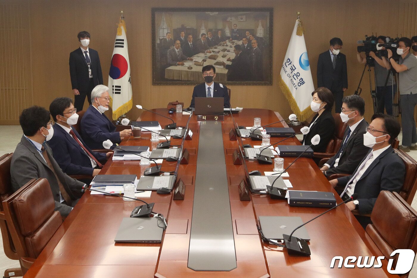 본문 이미지 - 이창용 한국은행 총재&#40;가운데&#41;가 25일 오전 서울 중구 한국은행에서 금융통화위원회 정기회의를 주재하고 있다. 2022.8.25/뉴스1 ⓒ News1 사진공동취재단