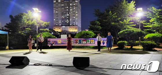 지난 24일 서산 중앙호수공원에서 개최된 찾아가는 거리음악회 모습. (서산시 제공)