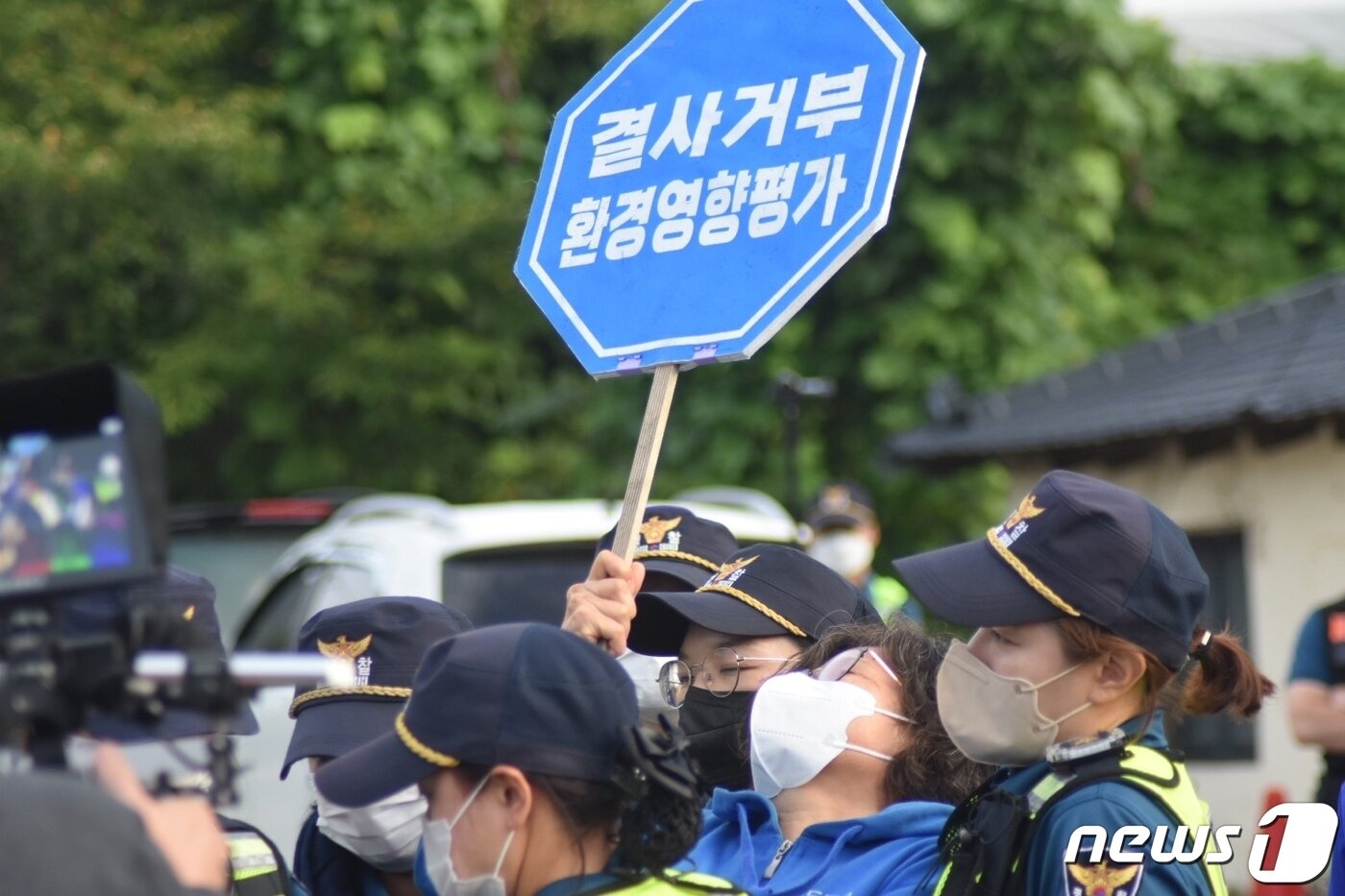 본문 이미지 - 25일 오전 경북 성주군 초전면 소성리 마을회관 앞 도로에서 주민 등이 사드 기지 내 물자 반입에 반발하고 있다. (사드철회소성리종합상황실 제공) 2022.8.25/뉴스1