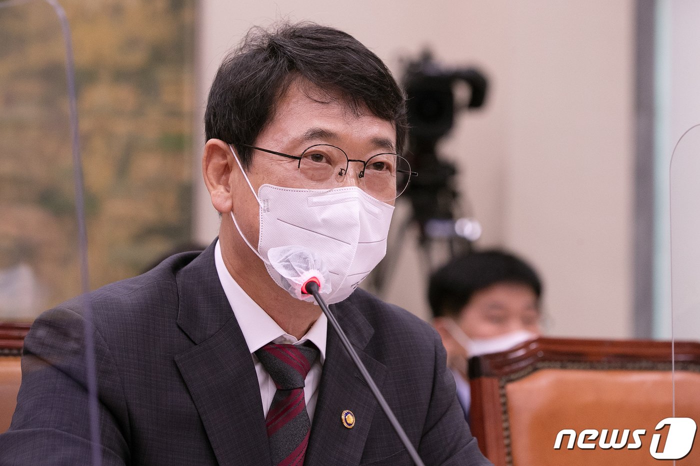 본문 이미지 - 최응천 문화재청장이 25일 서울 여의도 국회에서 열린 문화체육관광위원회 전체회의에서 보그코리아 잡지의 청와대 화보 촬영과 관련된 질의에 답을 하고 있다. (공동취재) 2022.8.25/뉴스1 ⓒ News1 허경 기자