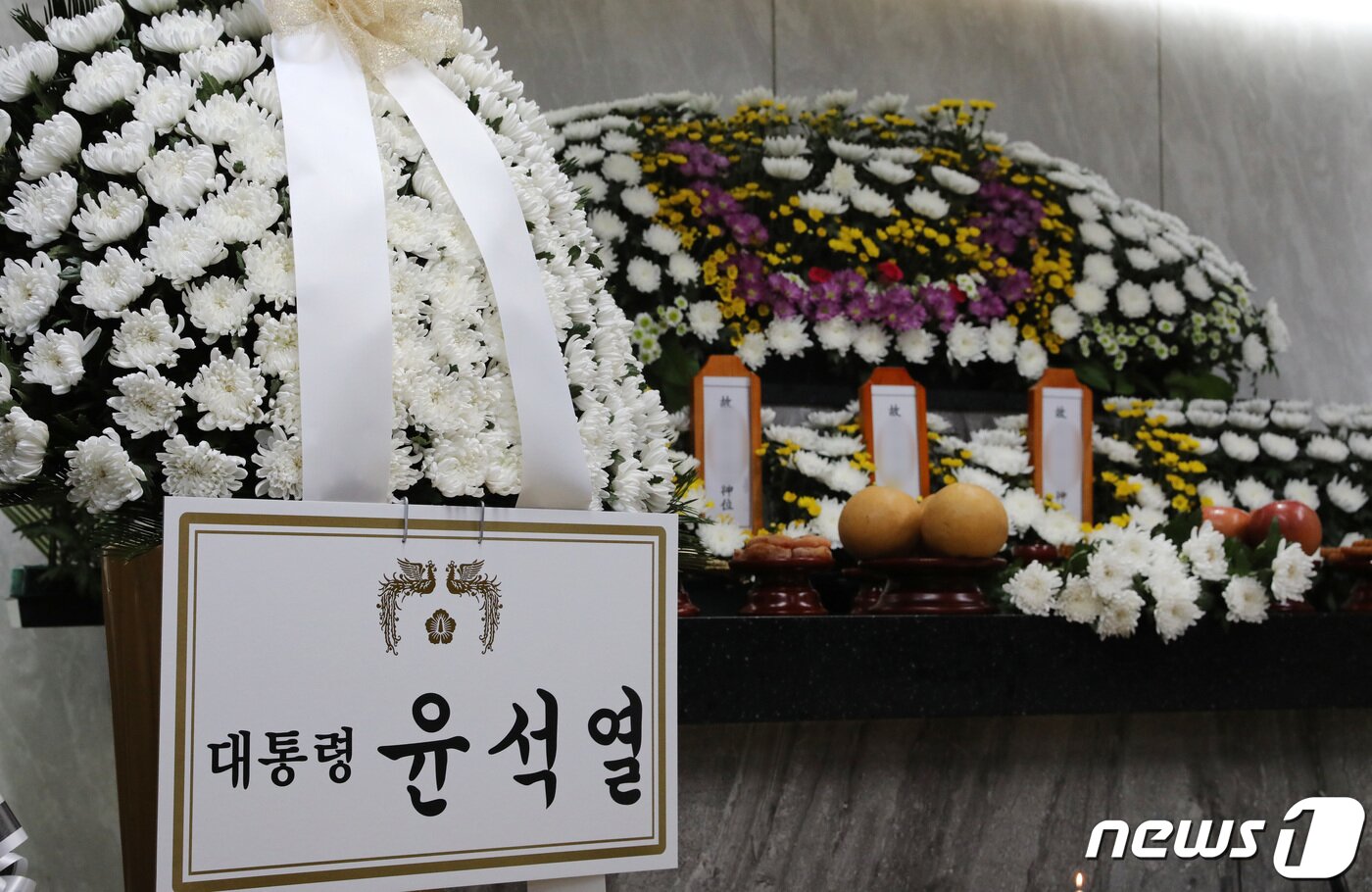 본문 이미지 - 25일 오전 경기 수원시 권선구 수원중앙병원 장례식장에 마련된 수원 세 모녀의 빈소에 윤석열 대통령의 조화가 도착하고 있다. 2022.8.25/뉴스1 ⓒ News1 김영운 기자