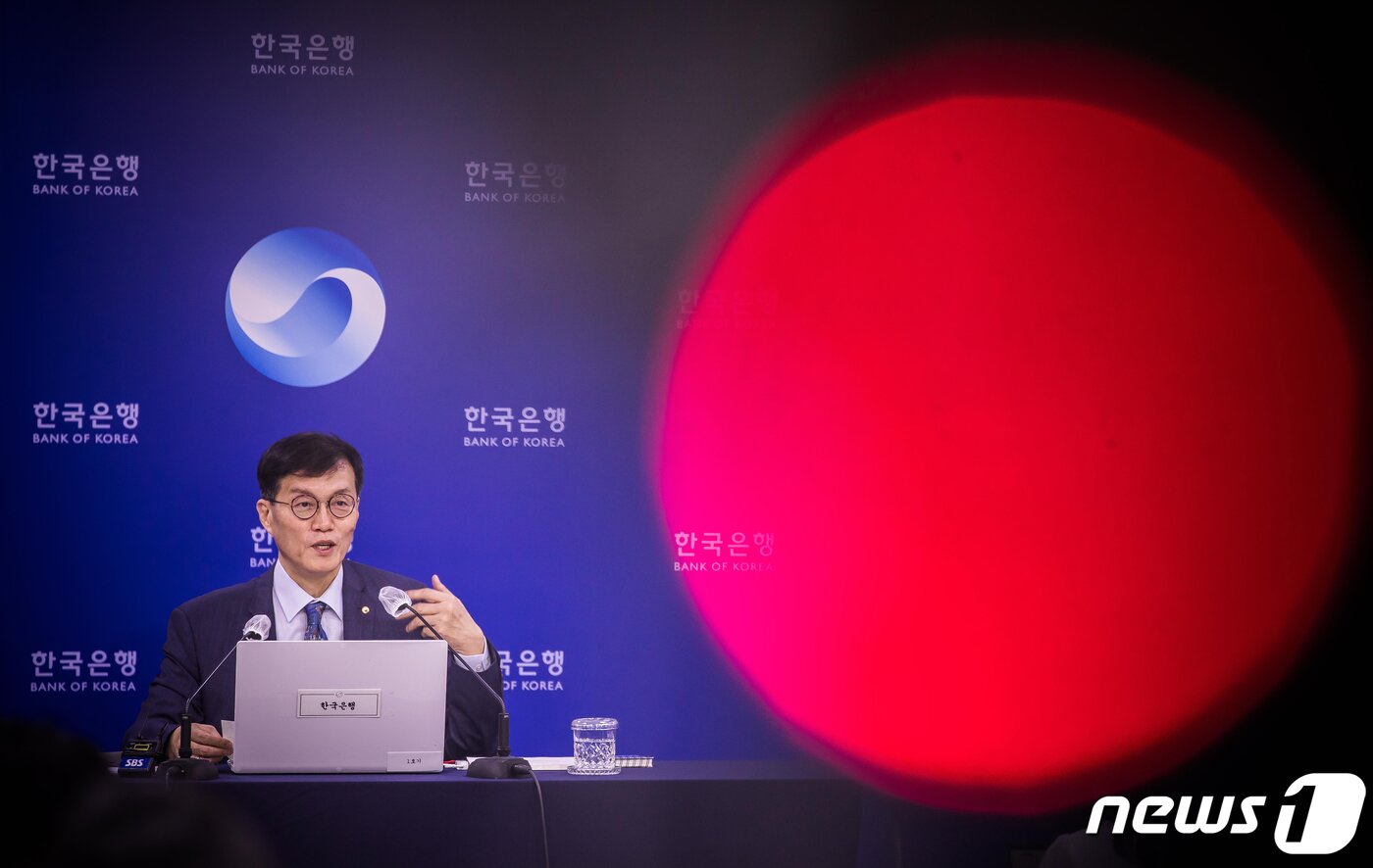 본문 이미지 - 이창용 한국은행 총재가 25일 오전 기자 간담회에서 기준금리 인상 배경 등을 설명하고 있다. 2022.8.25/뉴스1