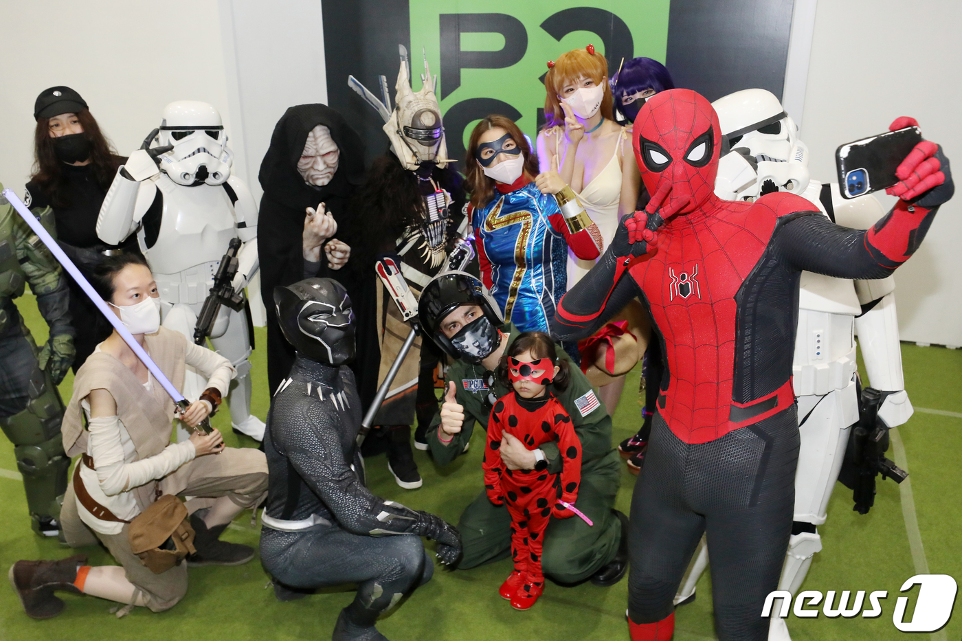 (서울=뉴스1) 민경석 기자 = 25일 서울 강남구 코엑스에서 열린 '2022 서울 코믹콘& 팝콘'에서 코스튬 플레이어들이 포즈를 취하고 있다.이번 전시는 코믹스와 웹툰, 애니메이 …