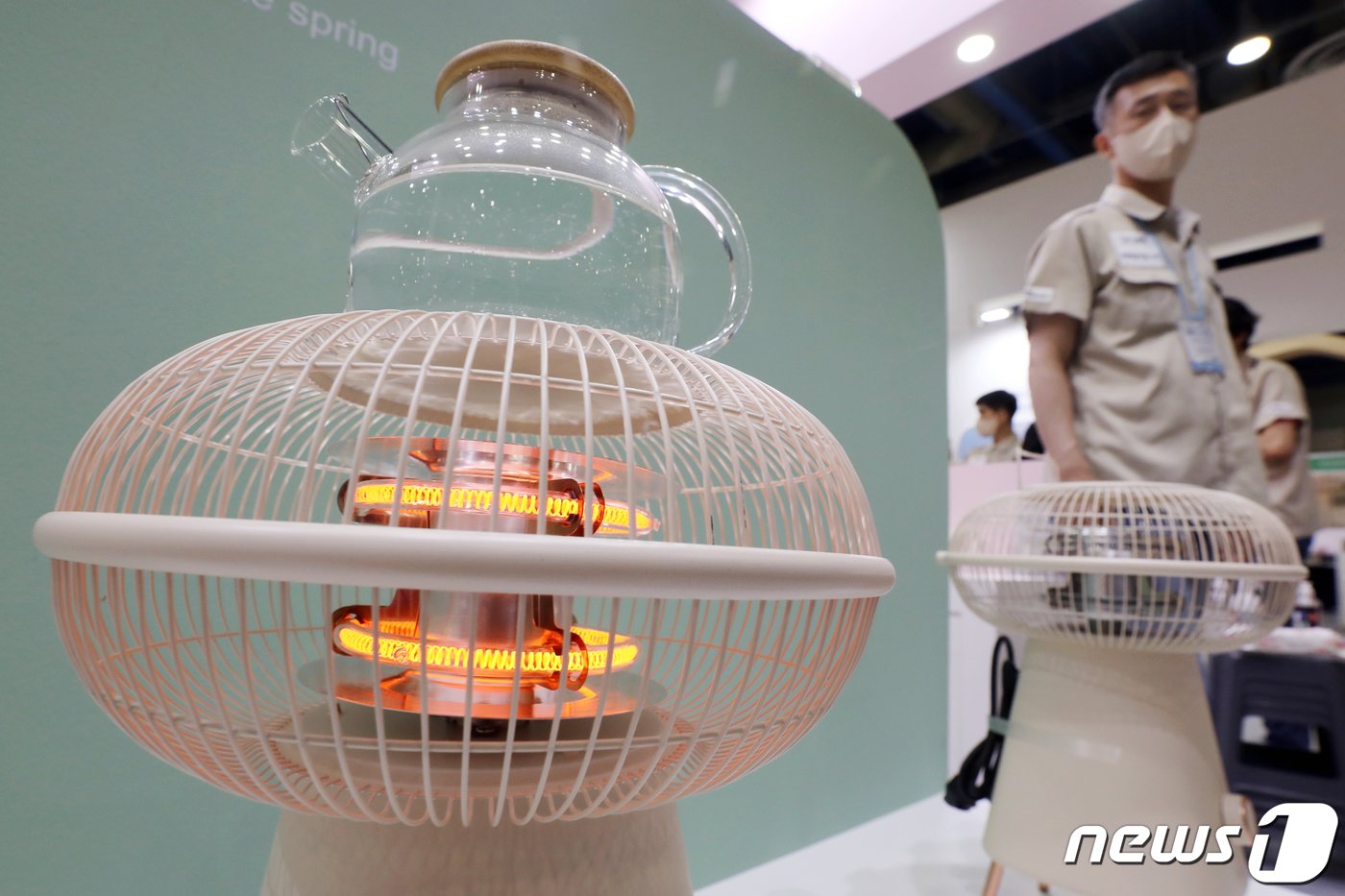 본문 이미지 - 가정용 소형 난로 2022.8.25/뉴스1 ⓒ News1 민경석 기자