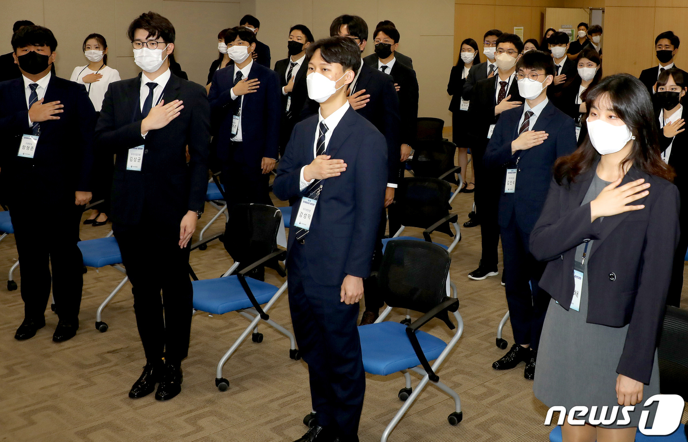 (세종=뉴스1) = 25일 정부세종청사에서 열린 '제7회 모의행정심판 경연대회'에 참가한 예비 법조인들이 국민의례를 하고 있다.모의행정심판 경연대회는 중앙행정심판위원회가 예비 법조 …