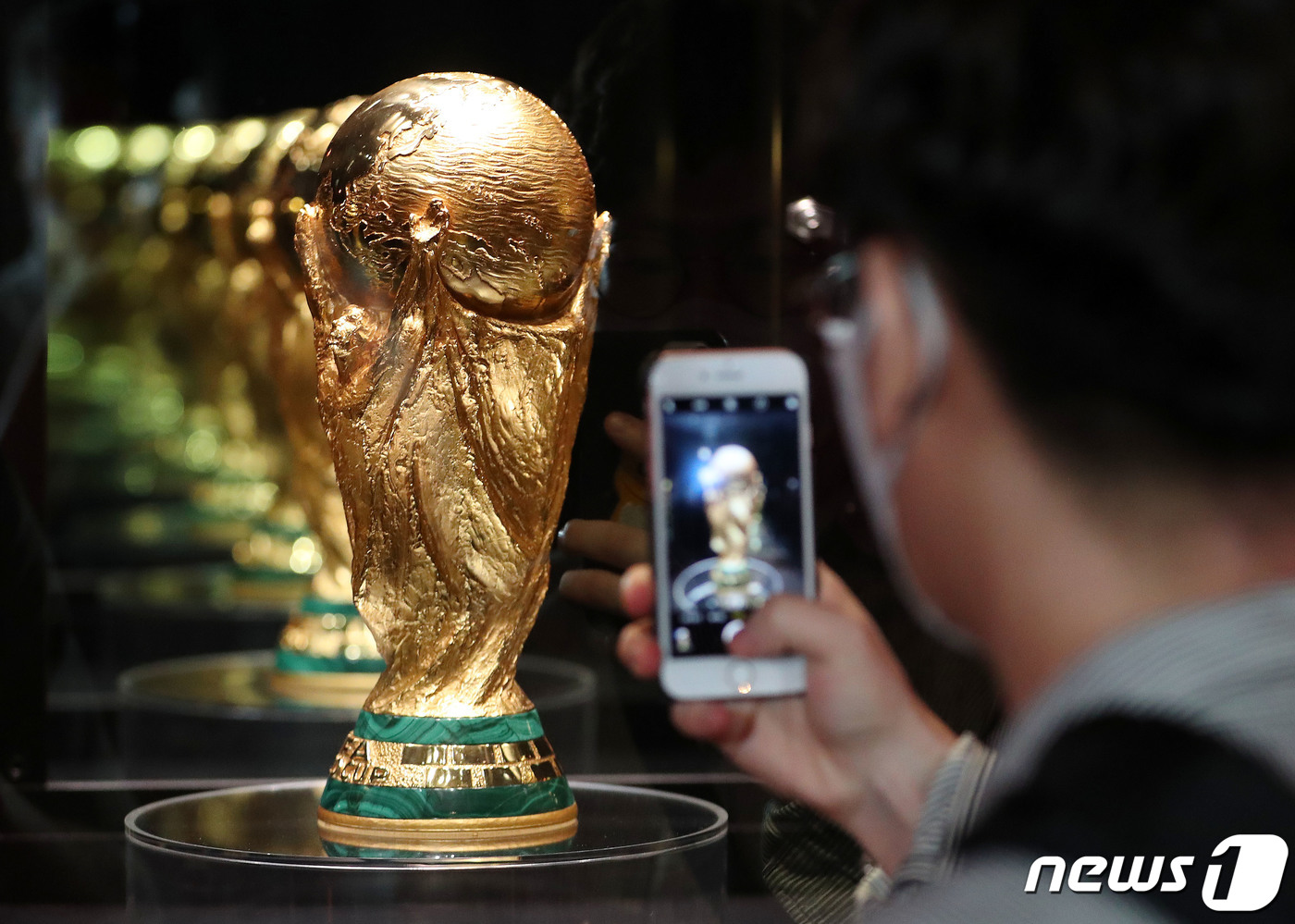 (서울=뉴스1) 박세연 기자 = 25일 서울 영등포구 더현대에서 2022 카타르 월드컵 우승 트로피가 일반에 공개되고 있다.트로피는 본선 진출 32개국을 포함해 전 세계 51개국을 …