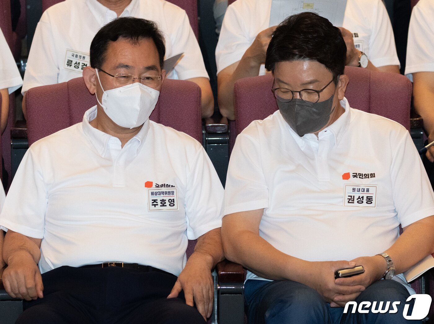본문 이미지 - 주호영 국민의힘 비상대책위원장과 권성동 원내대표가 25일 오후 충남 천안시 동남구 재능교육연수원에서 열린 2022 국민의힘 연찬회에서 대화를 하고 있다. 2022.8.25/뉴스1 ⓒ News1 이재명 기자