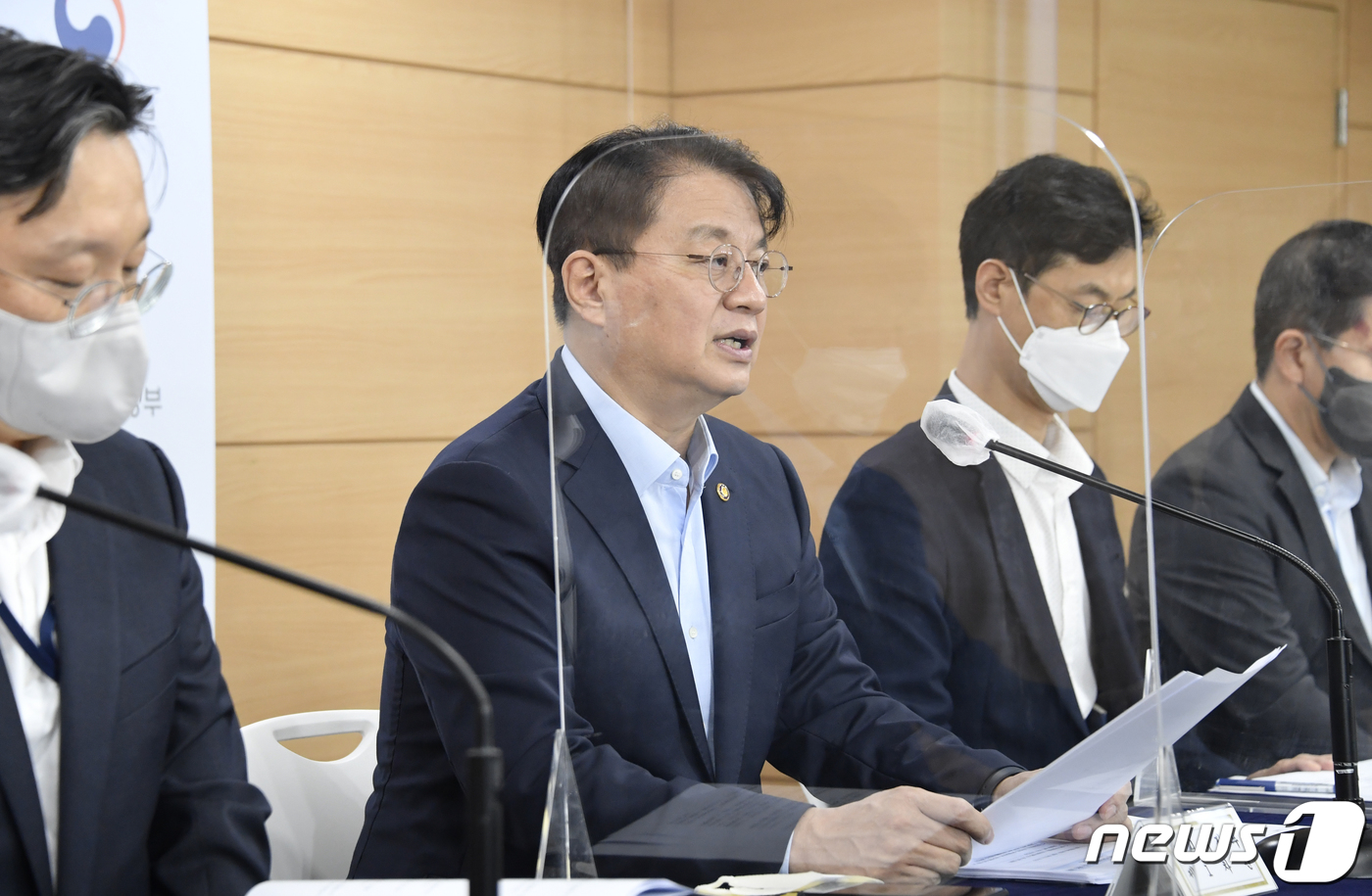 (서울=뉴스1) = 방기선 기획재정부 차관이 8월 25일 서울 종로구 정부서울청사에서 경제 형벌규정 개선 추진계획 및 1차 개선 과제를 발표하고 있다. (기획재정부 제공) 2022 …