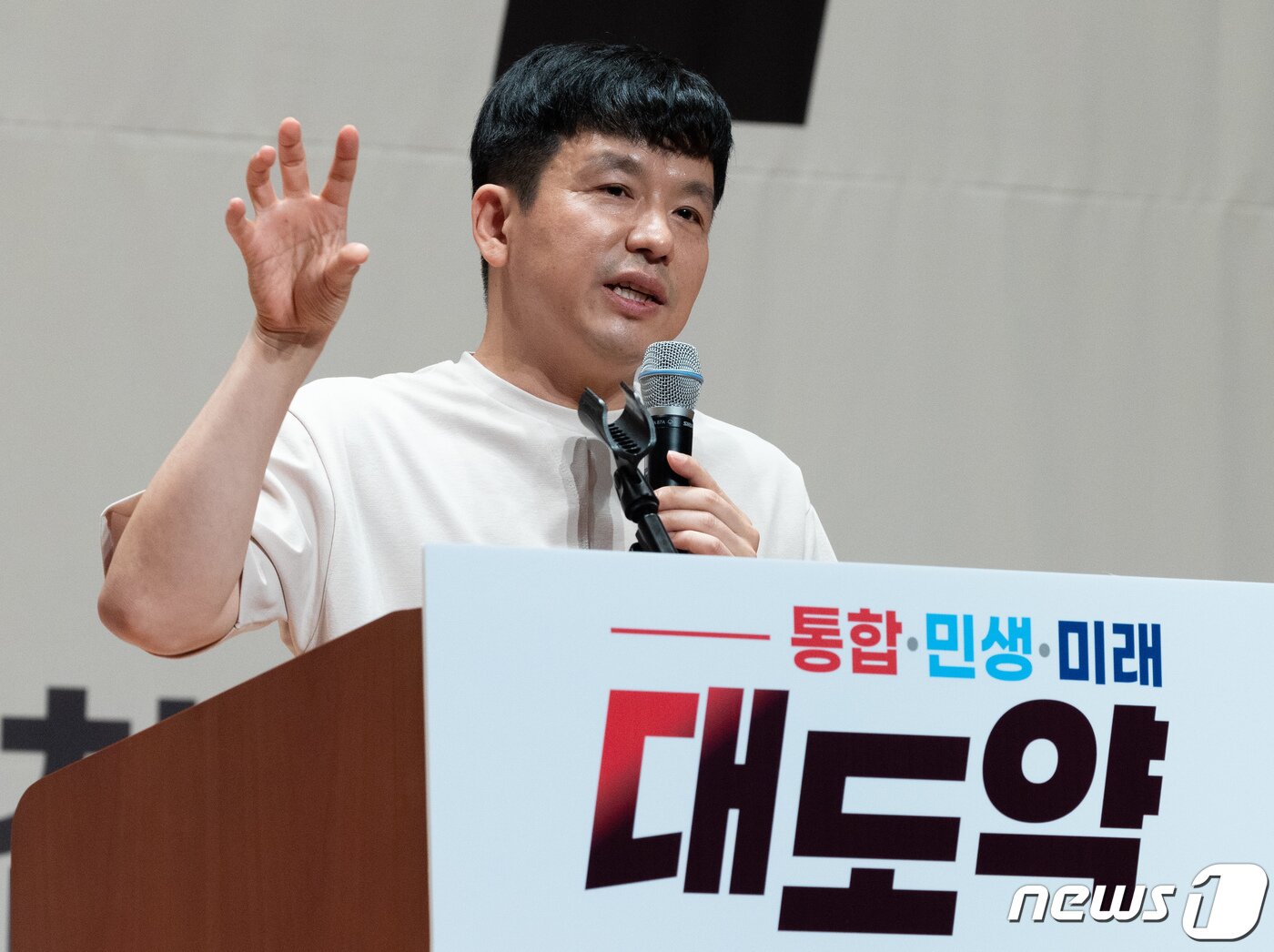본문 이미지 - 이지성 작가가 25일 오후 충남 천안시 동남구 재능교육연수원에서 열린 2022 국민의힘 연찬회에서 '인공지능에게 대체되지 않는 정당을 만드는 법'을 주제로 강연하고 있다. 2022.8.25/뉴스1 ⓒ News1 이재명 기자