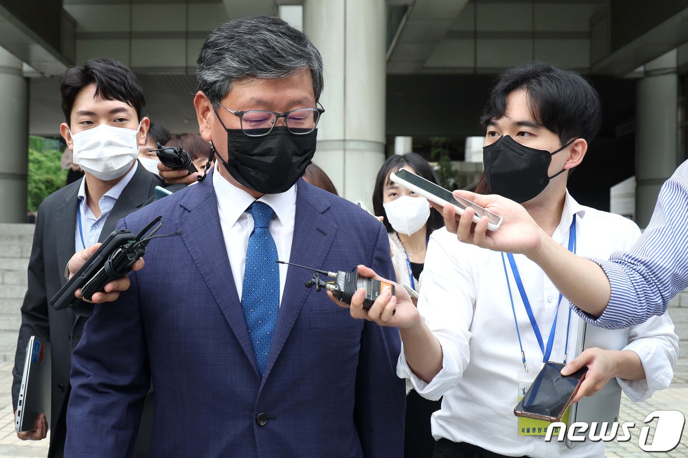 본문 이미지 - 술에 취해 운전 중인 택시기사를 폭행한 혐의로 재판에 넘겨진 이용구 전 법무부 차관이 25일 서울 서초구 중앙지방법원에서 열린 1심 선고공판을 마치고 이동하고 있다. 결과는 징역 6개월에 집행유예 2년. (공동취재) 2022.8.25/뉴스1 ⓒ News1 이성철 기자