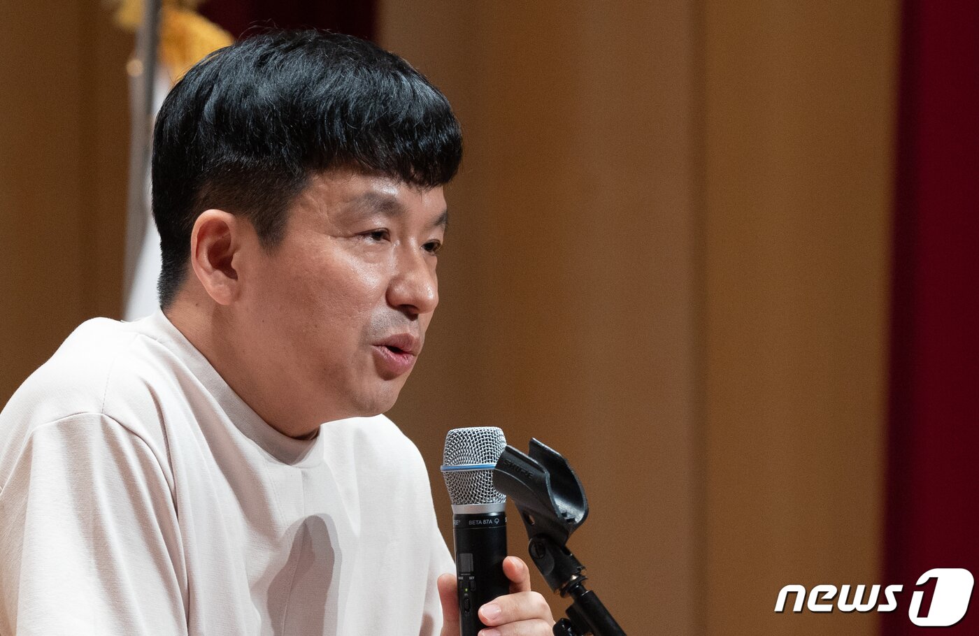 본문 이미지 - 이지성 작가가 25일 오후 충남 천안시 동남구 재능교육연수원에서 열린 2022 국민의힘 연찬회에서 '인공지능에게 대체되지 않는 정당을 만드는 법'을 주제로 강연하고 있다. 2022.8.25/뉴스1 ⓒ News1 이재명 기자
