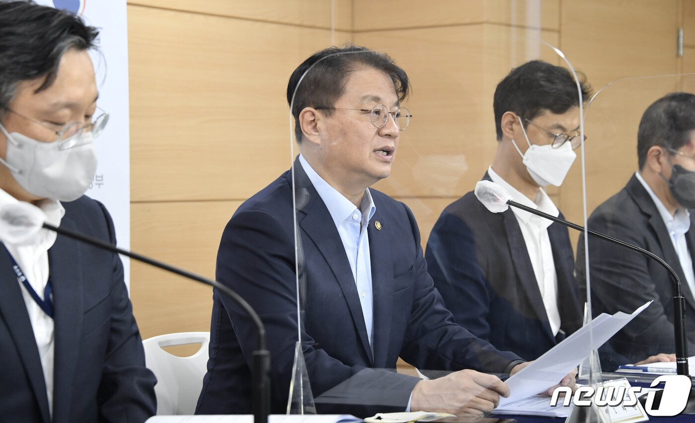 본문 이미지 - 방기선 기획재정부 차관(왼쪽 두번째)이 25일 정부서울청사에서 열린 '경제 형벌규정 개선 추진계획 및 1차 개선 과제 사전브리핑'에서 주요내용을 발표하고 있다(기재부 제공).
