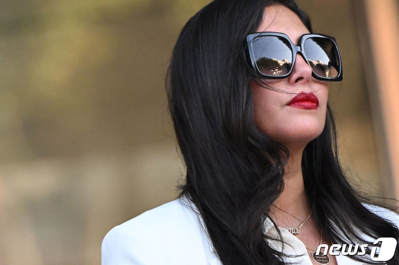 본문 이미지 - 24일(현지시간) 미국 캘리포니아주 로스앤젤레스 법원에서 미국프로농구(NBA) 스타 코비 브라이언트의 아내 바네사 브라이언트가 LA 카운티를 상대로 한 손해배상 소송 평결이 내려진 후 법정을 나서고 있다. ⓒ AFP=뉴스1 ⓒ News1 손승환 기자