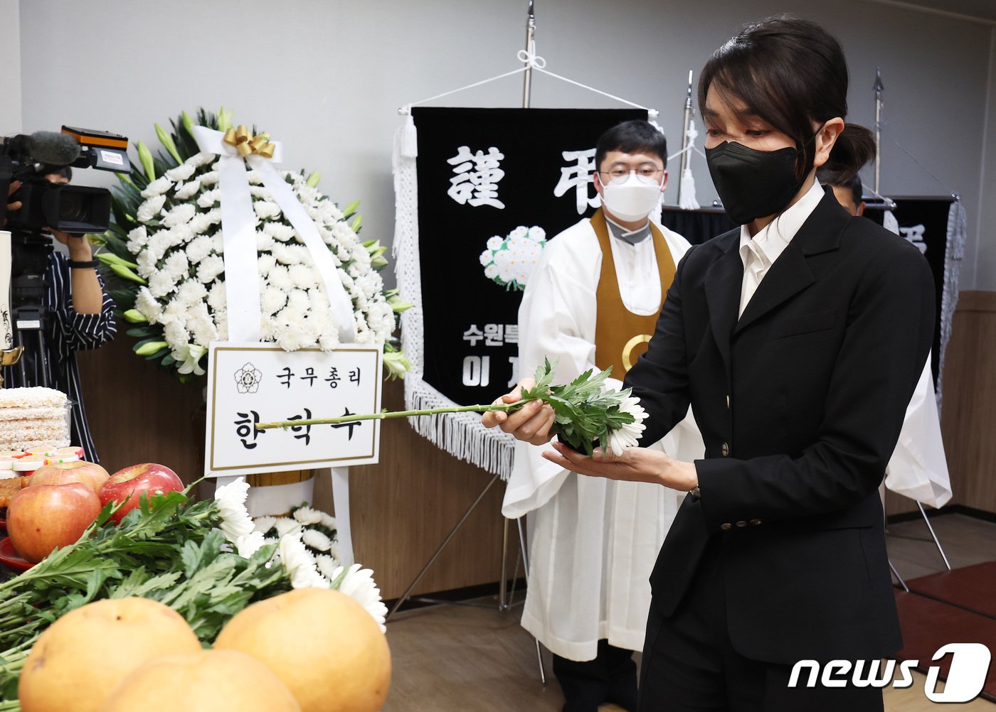 본문 이미지 - 김건희 여사가 지난달 25일 오후 경기 수원시 권선구 수원중앙병원 장례식장에 마련된 수원 세 모녀의 빈소에서 조문하고 있다. (공동취재)/뉴스1 ⓒ News1 김영운 기자