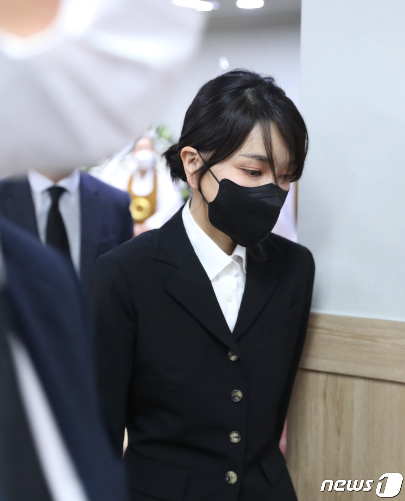 본문 이미지 - 김건희 여사가 지난달 25일 오후 경기 수원시 권선구 수원중앙병원 장례식장에 마련된 수원 세 모녀 빈소에서 분향을 마친 후 나오고 있다./뉴스1 ⓒ News1 김영운 기자