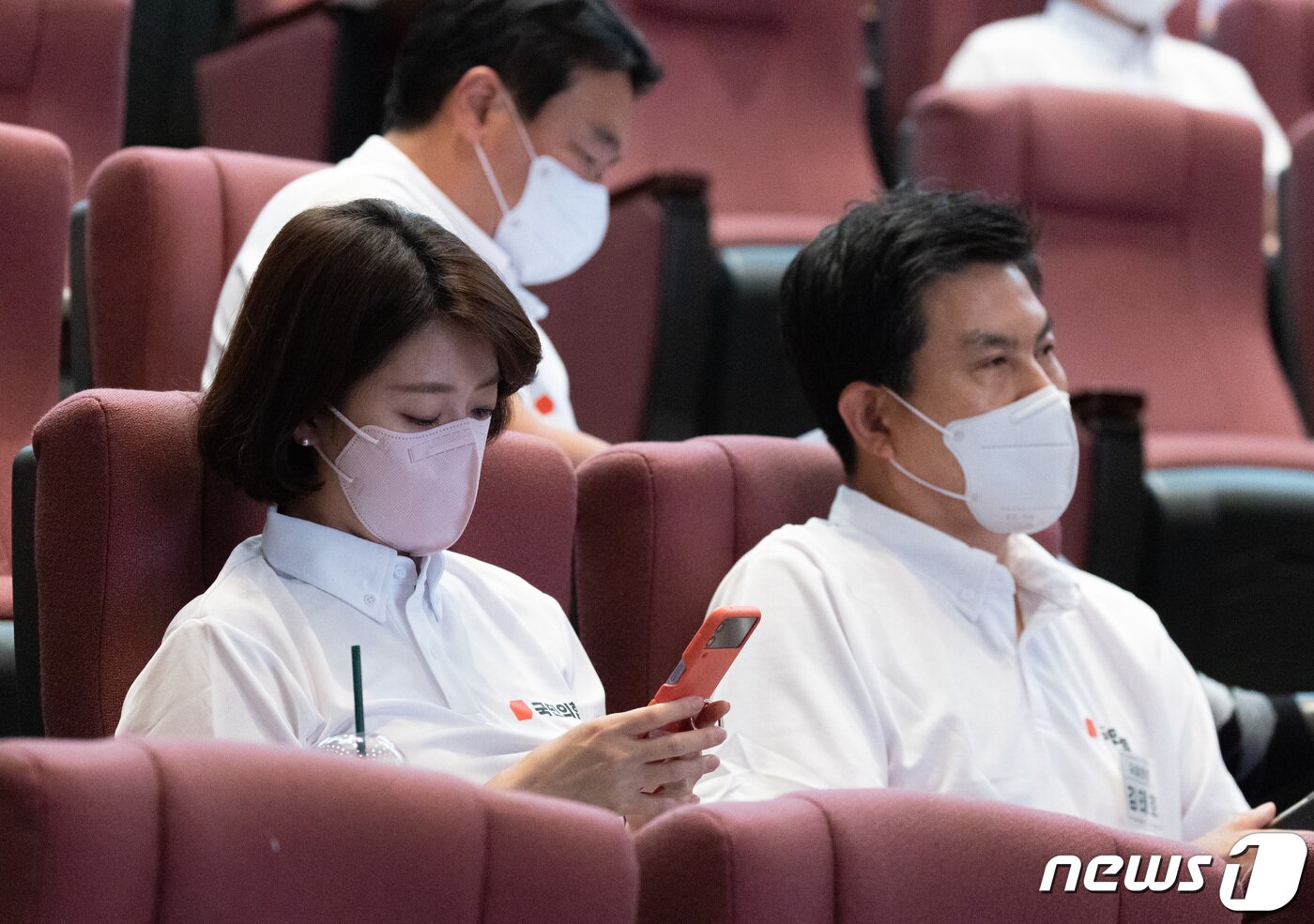 본문 이미지 - 배현진 국민의힘 의원이 25일 오후 충남 천안시 동남구 재능교육연수원에서 열린 2022 국민의힘 연찬회에서 스마트폰을 살펴보고 있다. 2022.8.25/뉴스1 ⓒ News1 이재명 기자