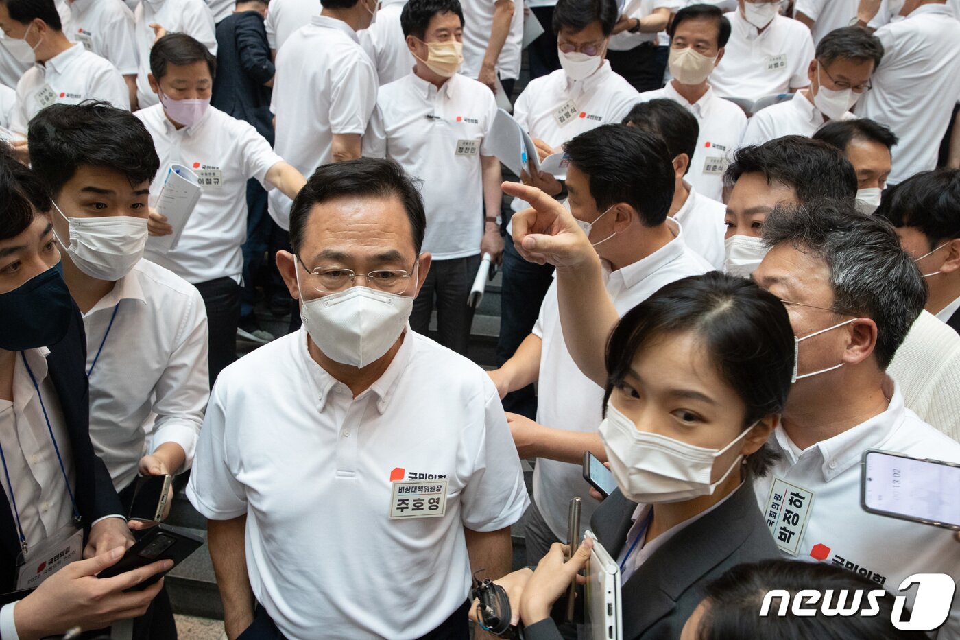 본문 이미지 - 주호영 국민의힘 비상대책위원장이 25일 오후 충남 천안시 동남구 재능교육연수원에서 열린 2022 국민의힘 연찬회에서 기념 촬영을 마친 후 취재진 질문을 듣고 있다. 2022.8.25/뉴스1 ⓒ News1 이재명 기자