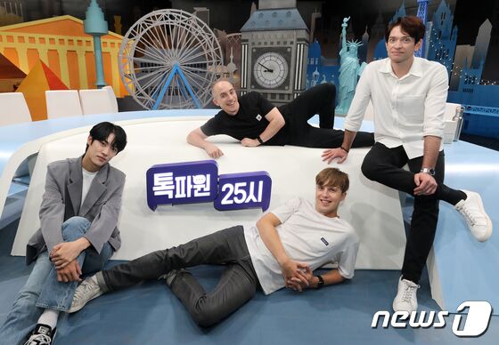 JTBC 예능 '톡파원 25시'에 출연 중인 방송인 다니엘 린데만, 타쿠야, 줄리안, 타일러 라쉬 © News1 김진환 기자